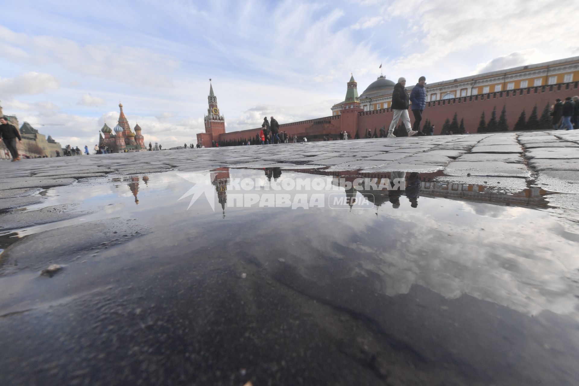 Москва. Лужа на Красной площади.