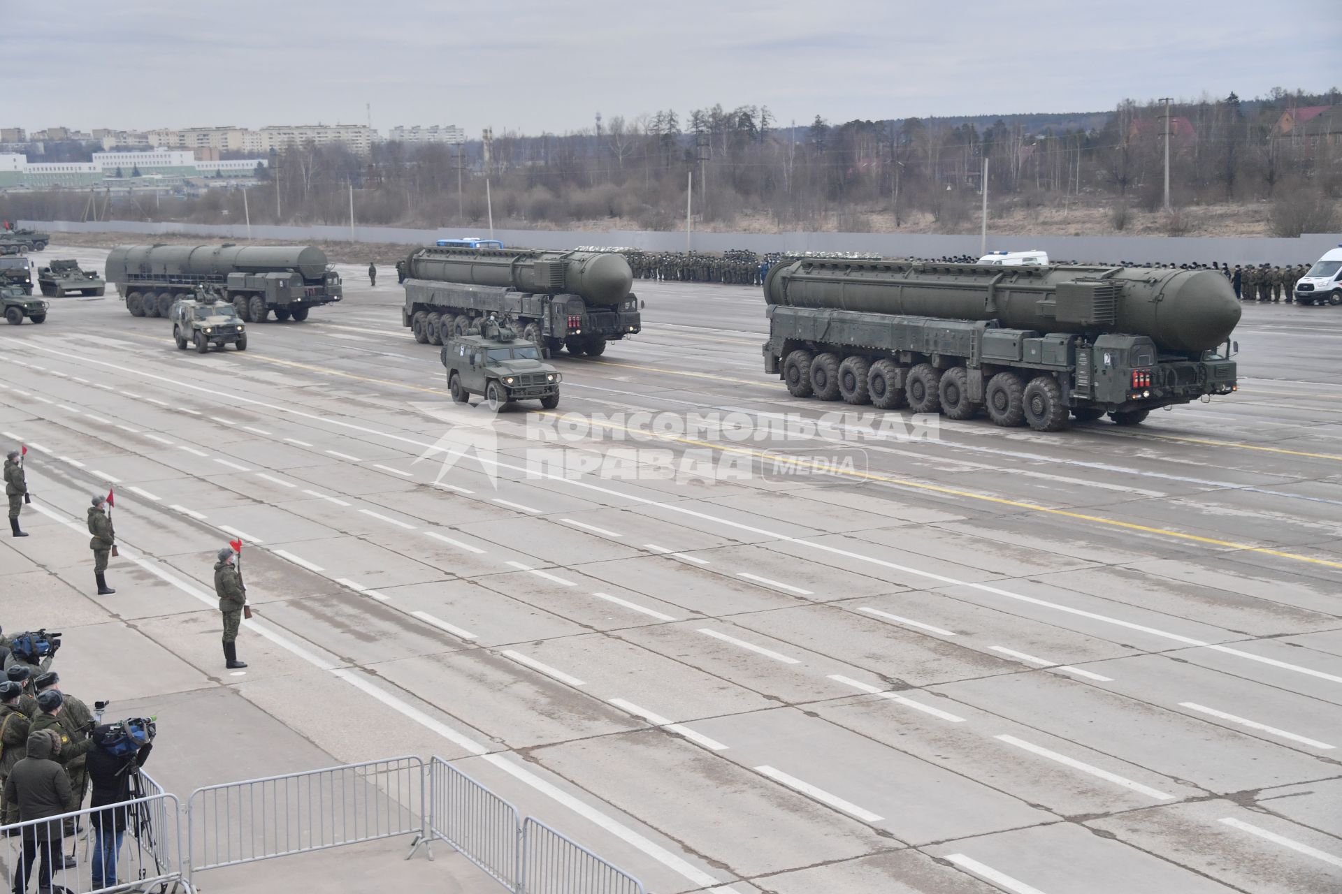 Алабино. Автономная пусковая установка ПГРК Ярс во время первой совместной репетиции пеших расчетов, механизированных колонн и авиации на полигоне Алабино, приуроченной к участию в параде Победы 9 мая.