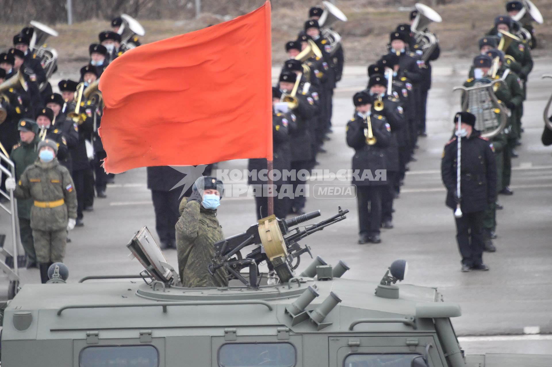 Алабино. Военная техника во время первой совместной репетиции пеших расчетов, механизированных колонн и авиации на полигоне Алабино, приуроченной к участию в параде Победы 9 мая.