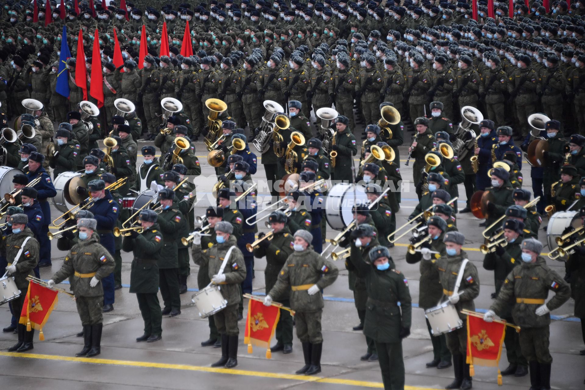 Алабино.  Военнослужащие во время первой совместной репетиции пеших расчетов, механизированных колонн и авиации на полигоне Алабино, приуроченной к участию в параде Победы 9 мая.