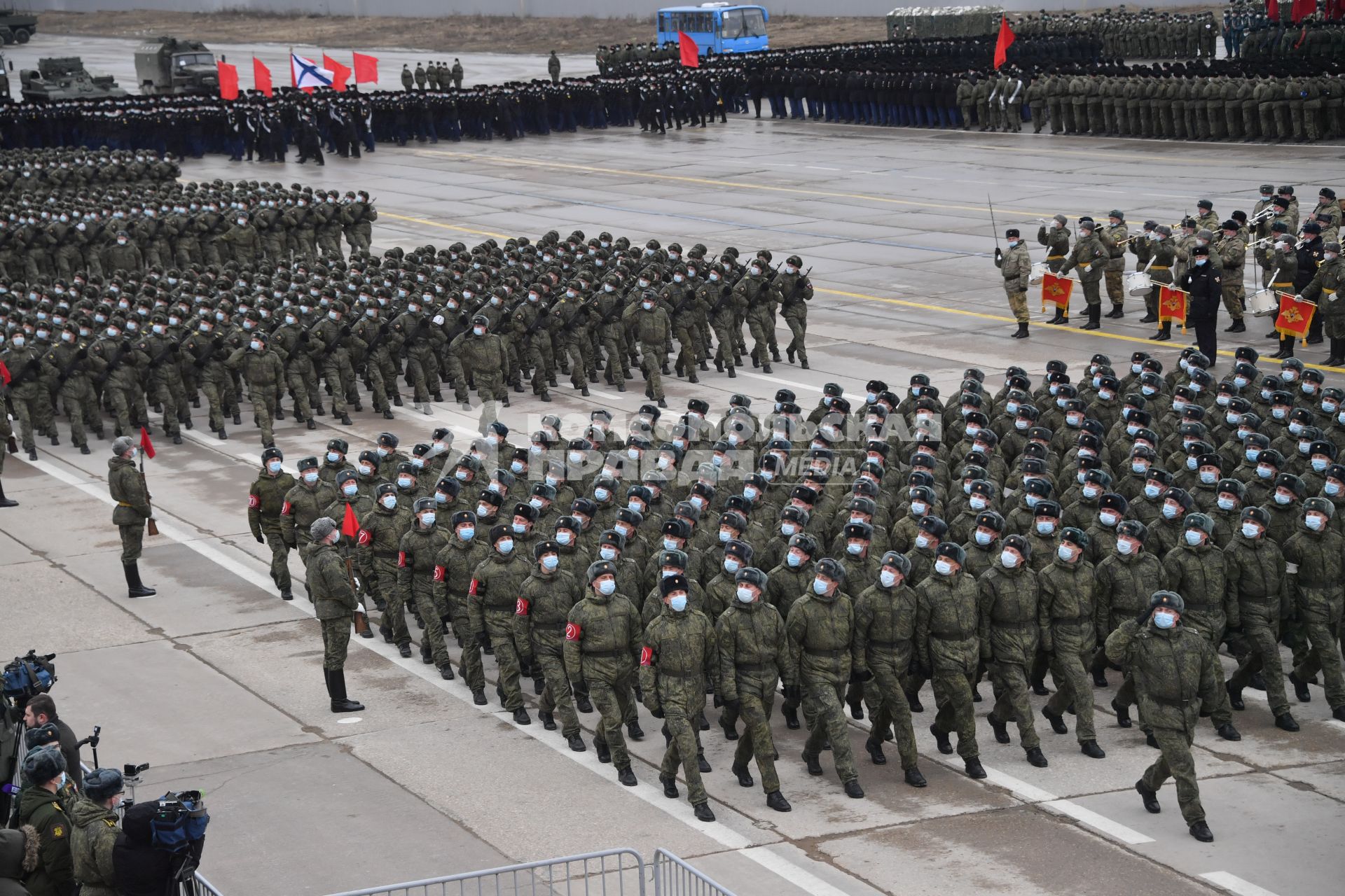 Алабино.  Военнослужащие во время первой совместной репетиции пеших расчетов, механизированных колонн и авиации на полигоне Алабино, приуроченной к участию в параде Победы 9 мая.