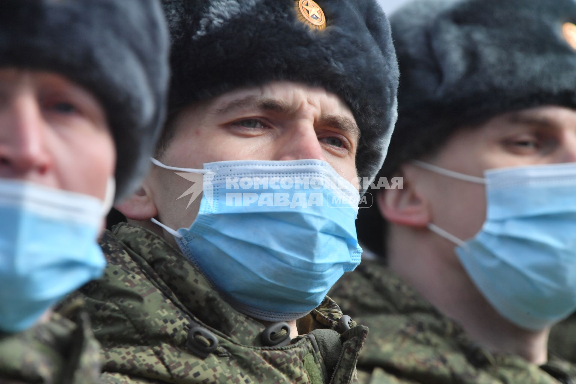 Алабино. Военнослужащие во время первой совместной репетиции пеших расчетов, механизированных колонн и авиации на полигоне Алабино, приуроченной к участию в параде Победы 9 мая.