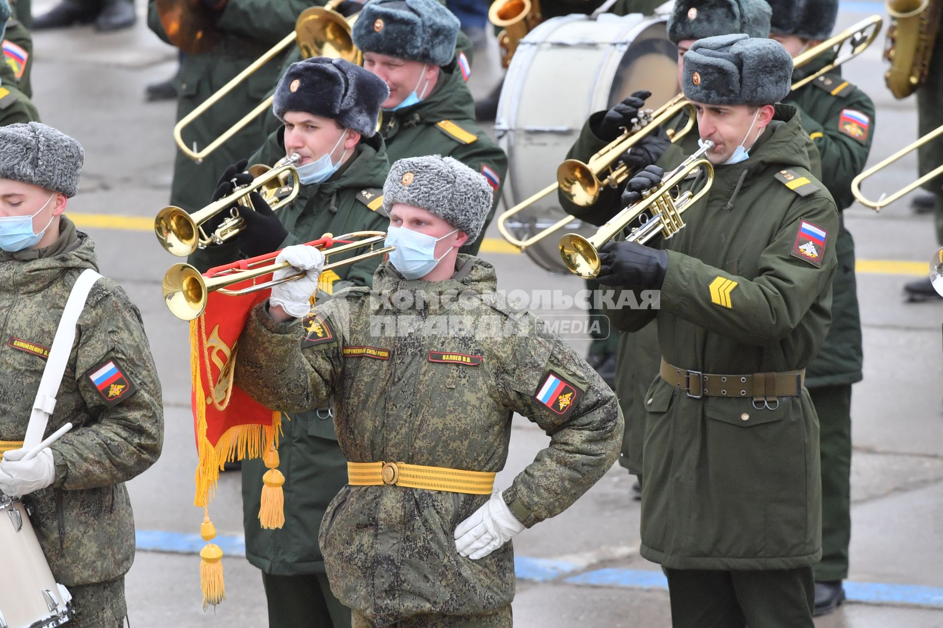 Алабино.  Военнослужащие во время первой совместной репетиции пеших расчетов, механизированных колонн и авиации на полигоне Алабино, приуроченной к участию в параде Победы 9 мая.