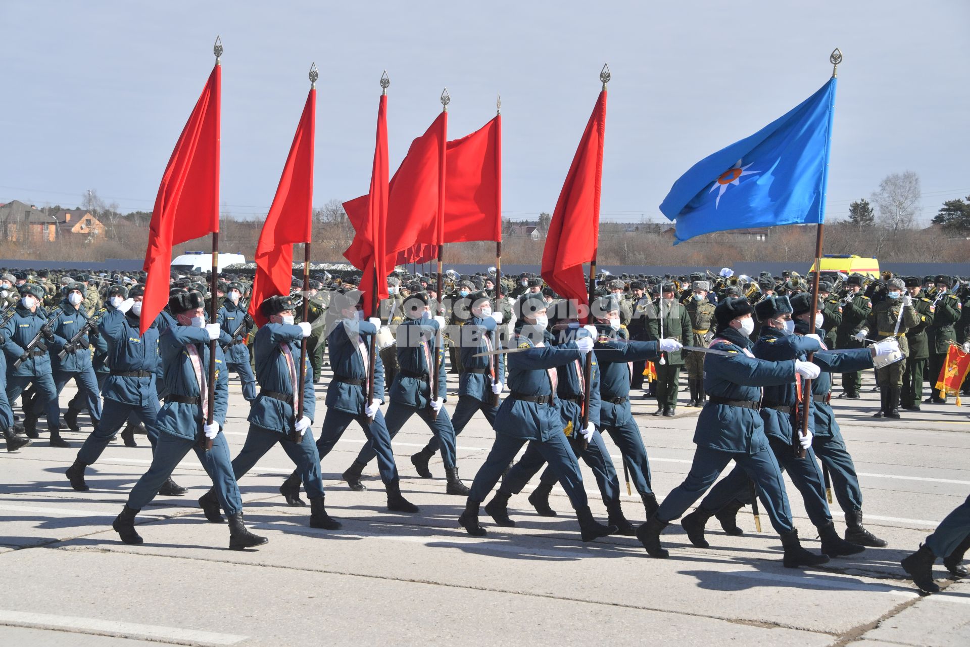 Алабино. Военнослужащие во время первой совместной репетиции пеших расчетов, механизированных колонн и авиации на полигоне Алабино, приуроченной к участию в параде Победы 9 мая.