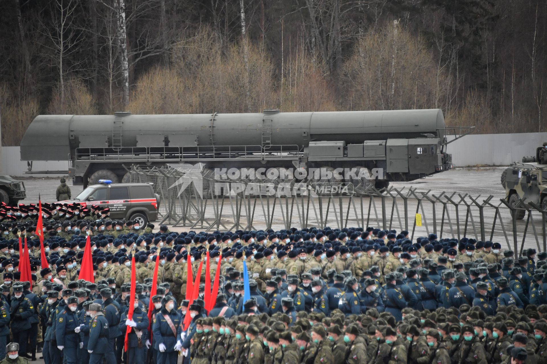 Алабино. Автономная пусковая установка ПГРК Ярс во время первой совместной репетиции пеших расчетов, механизированных колонн и авиации на полигоне Алабино, приуроченной к участию в параде Победы 9 мая.