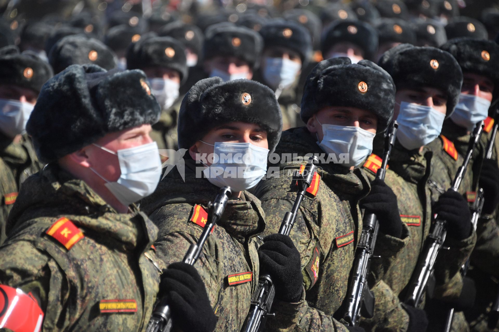 Алабино. Военнослужащие во время первой совместной репетиции пеших расчетов, механизированных колонн и авиации на полигоне Алабино, приуроченной к участию в параде Победы 9 мая.