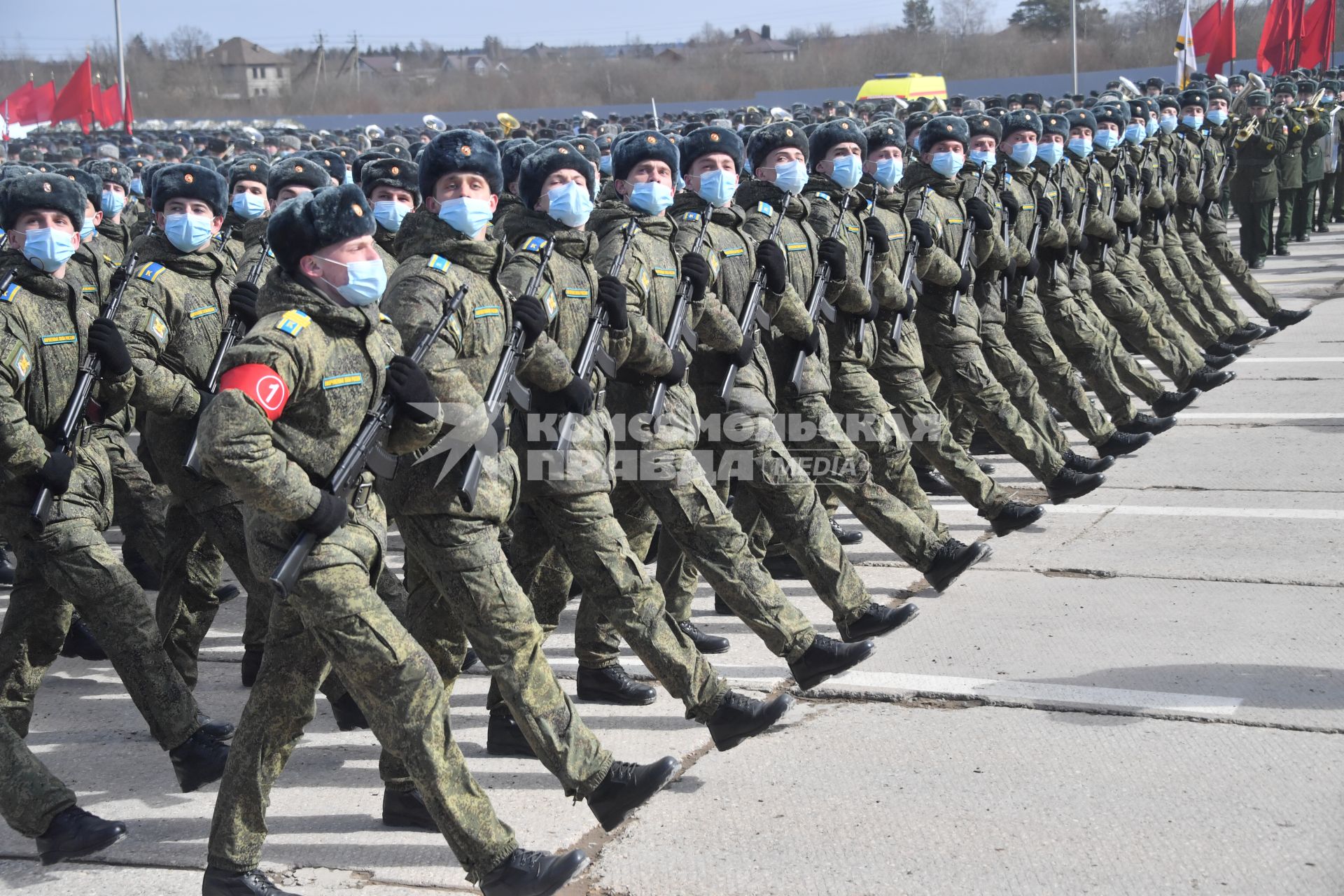 Алабино. Военнослужащие во время первой совместной репетиции пеших расчетов, механизированных колонн и авиации на полигоне Алабино, приуроченной к участию в параде Победы 9 мая.