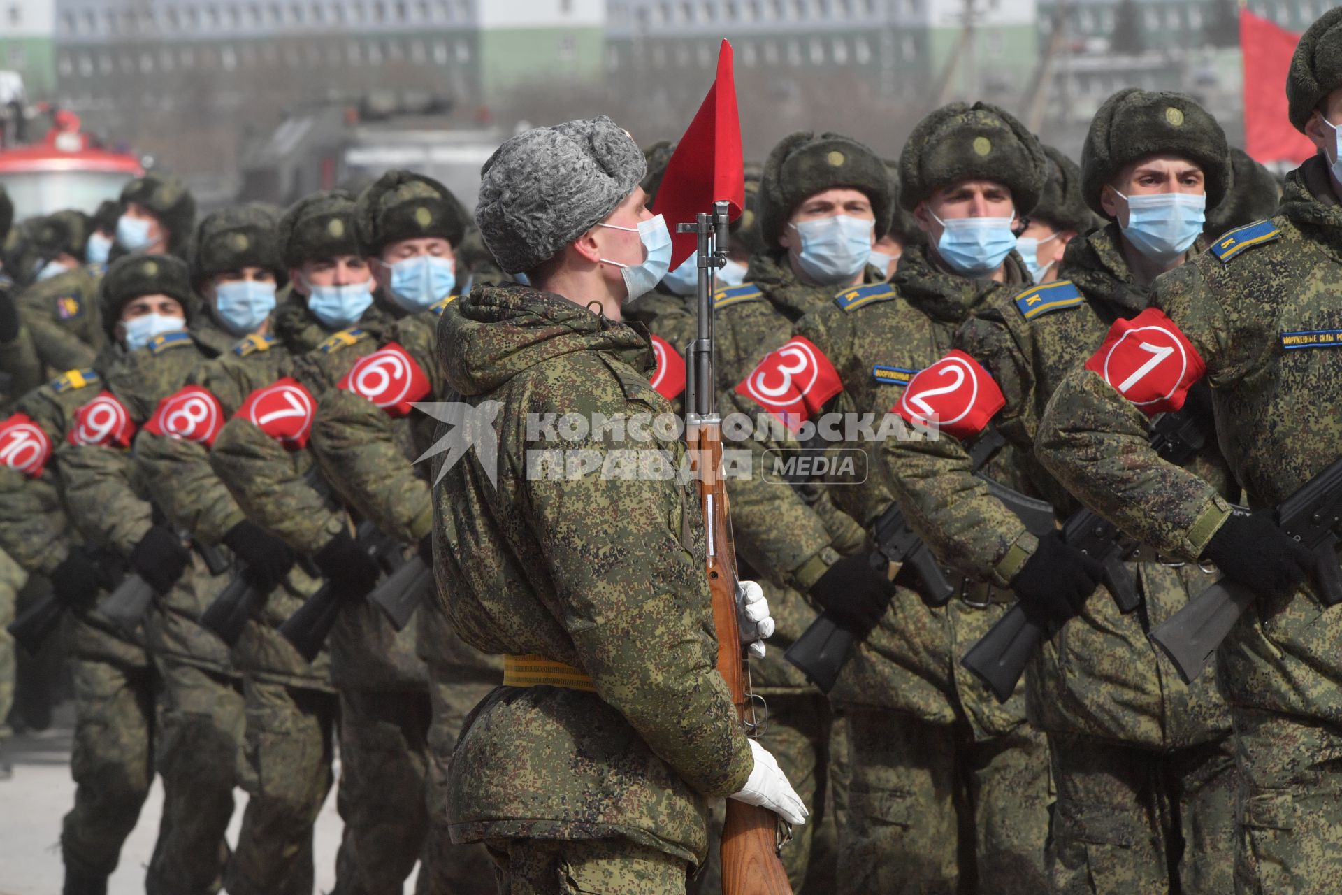 Алабино. Военнослужащие во время первой совместной репетиции пеших расчетов, механизированных колонн и авиации на полигоне Алабино, приуроченной к участию в параде Победы 9 мая.