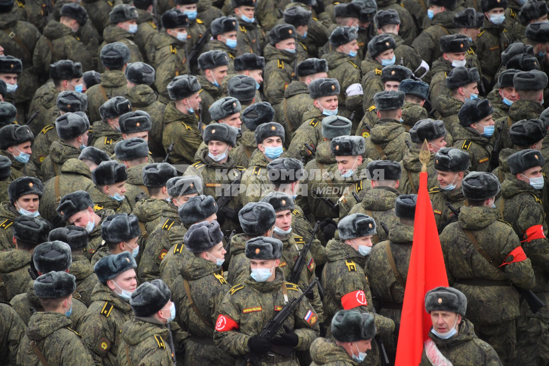 Алабино.  Военнослужащие во время первой совместной репетиции пеших расчетов, механизированных колонн и авиации на полигоне Алабино, приуроченной к участию в параде Победы 9 мая.