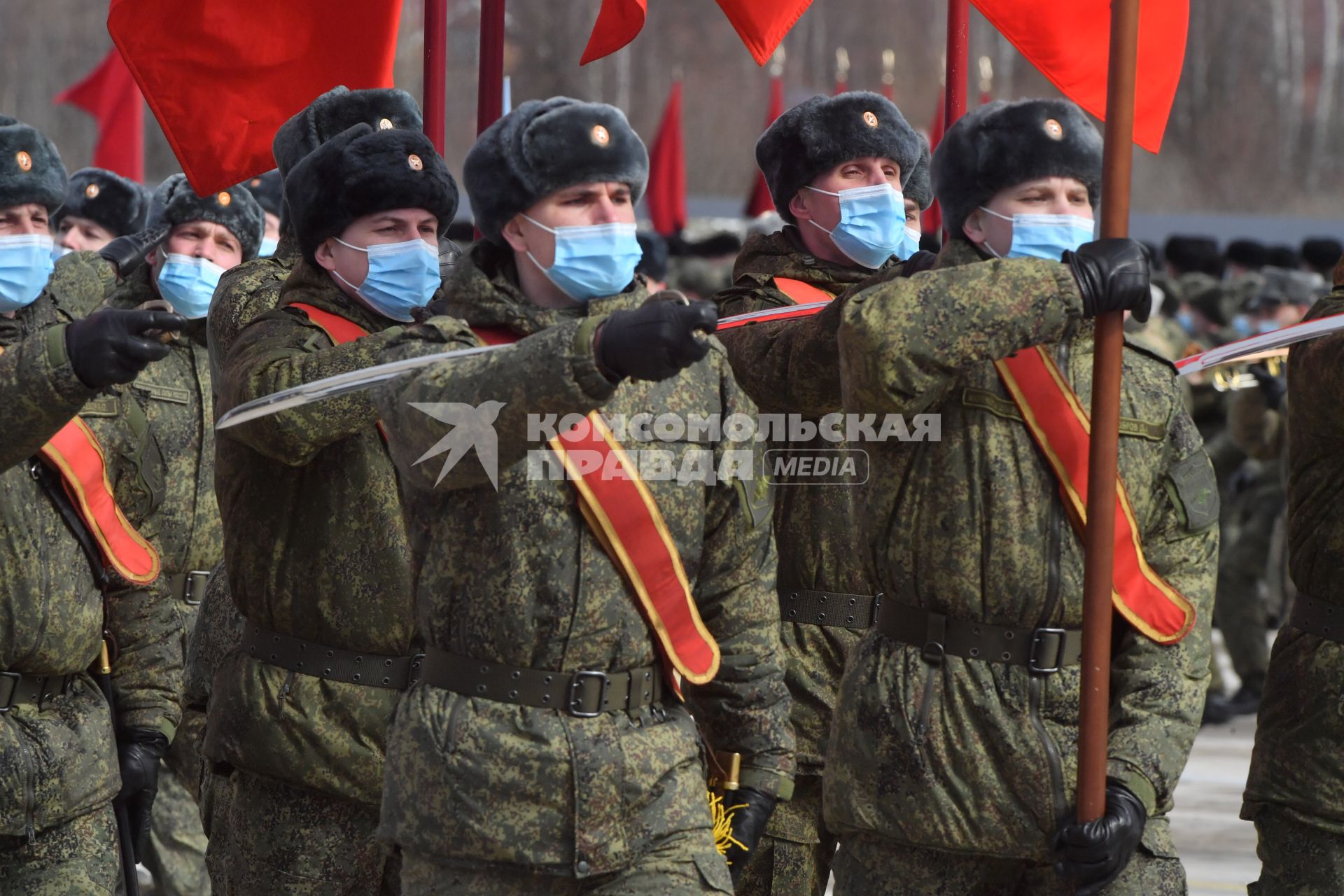 Алабино. Военнослужащие во время первой совместной репетиции пеших расчетов, механизированных колонн и авиации на полигоне Алабино, приуроченной к участию в параде Победы 9 мая.