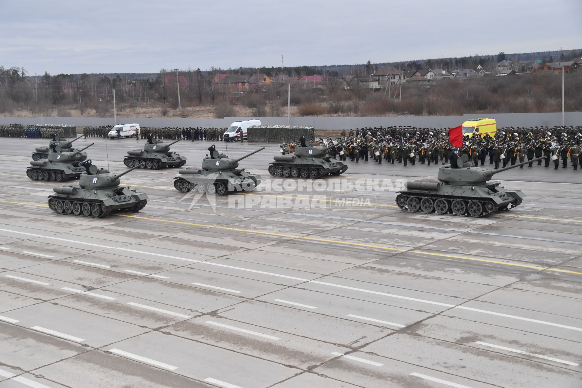 Алабино.  Танки Т-34-85 во время первой совместной репетиции пеших расчетов, механизированных колонн и авиации на полигоне Алабино, приуроченной к участию в параде Победы 9 мая.