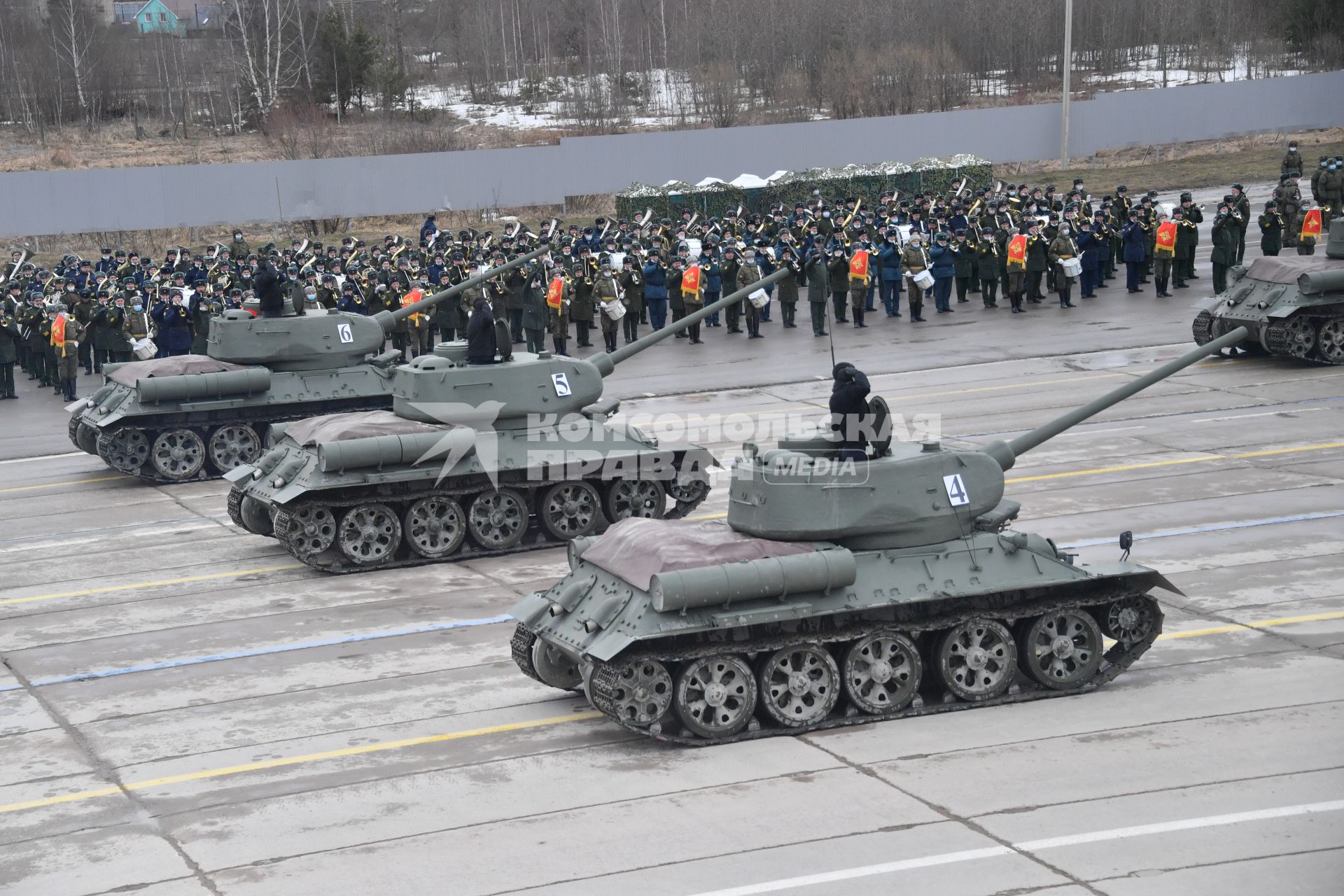 Алабино.  Танки Т-34-85 во время первой совместной репетиции пеших расчетов, механизированных колонн и авиации на полигоне Алабино, приуроченной к участию в параде Победы 9 мая.