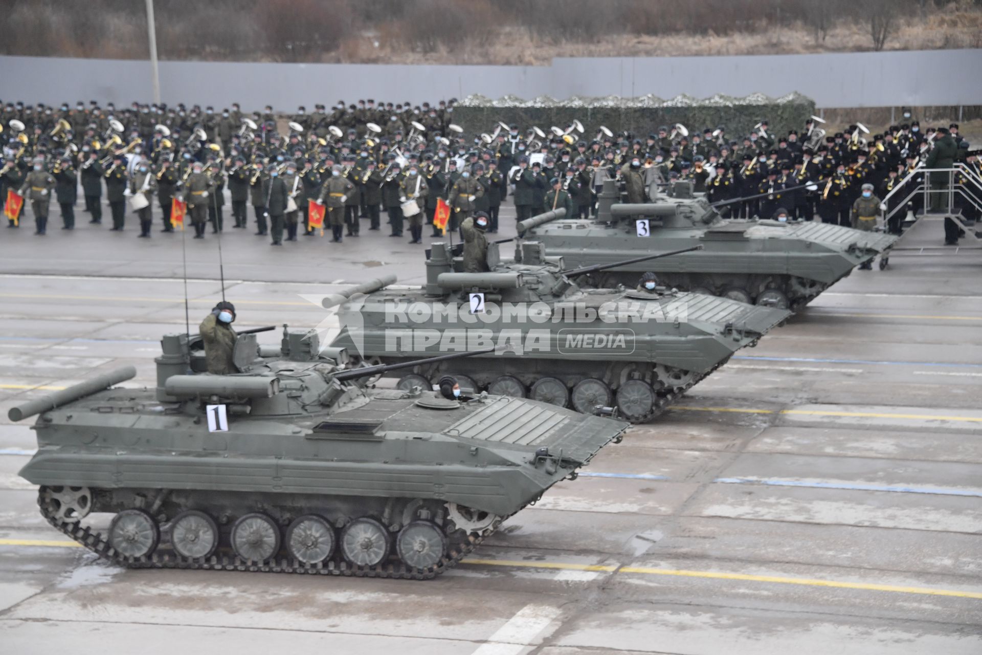 Алабино.  Военная техника во время первой совместной репетиции пеших расчетов, механизированных колонн и авиации на полигоне Алабино, приуроченной к участию в параде Победы 9 мая.