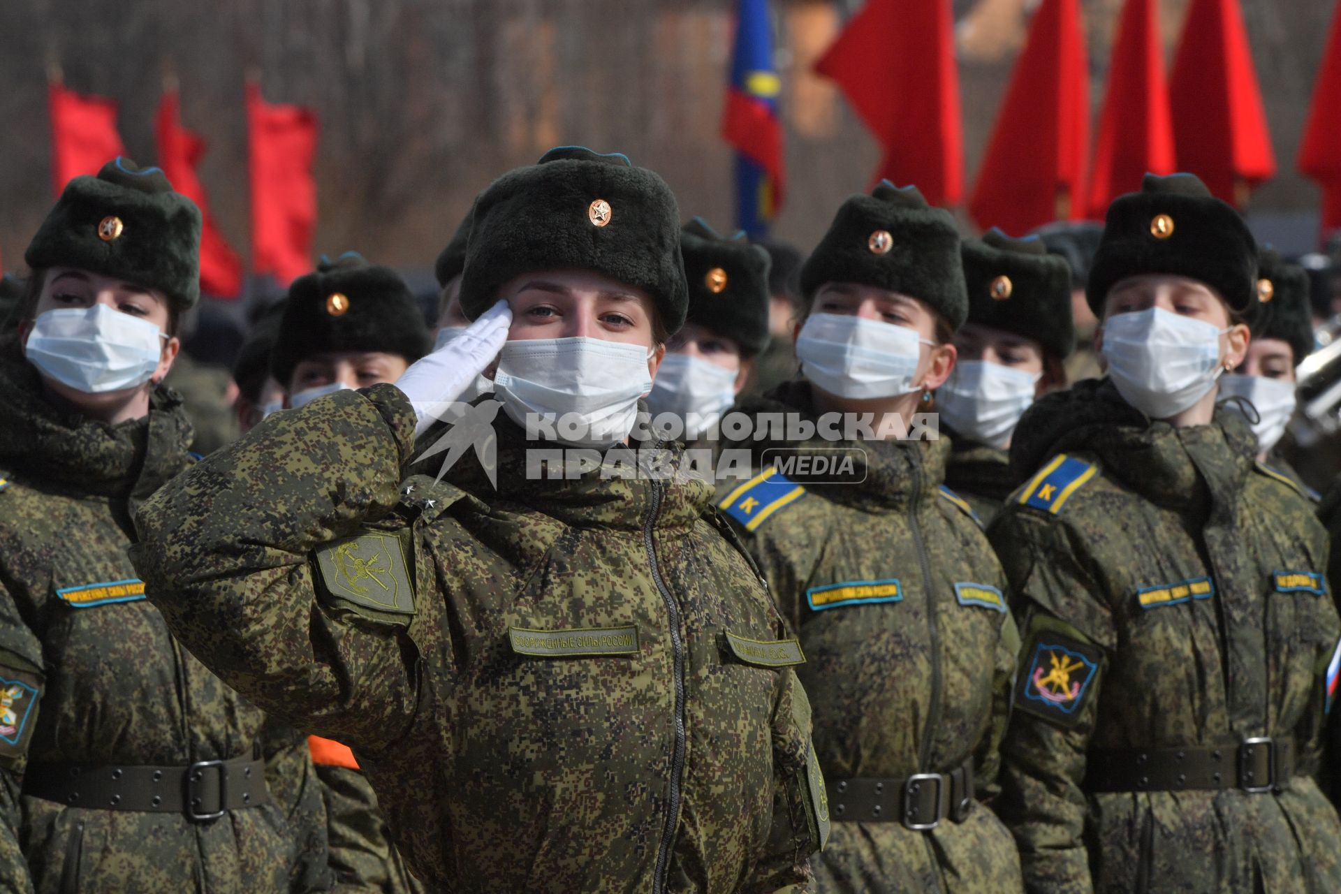 Алабино. Военнослужащие во время первой совместной репетиции пеших расчетов, механизированных колонн и авиации на полигоне Алабино, приуроченной к участию в параде Победы 9 мая.