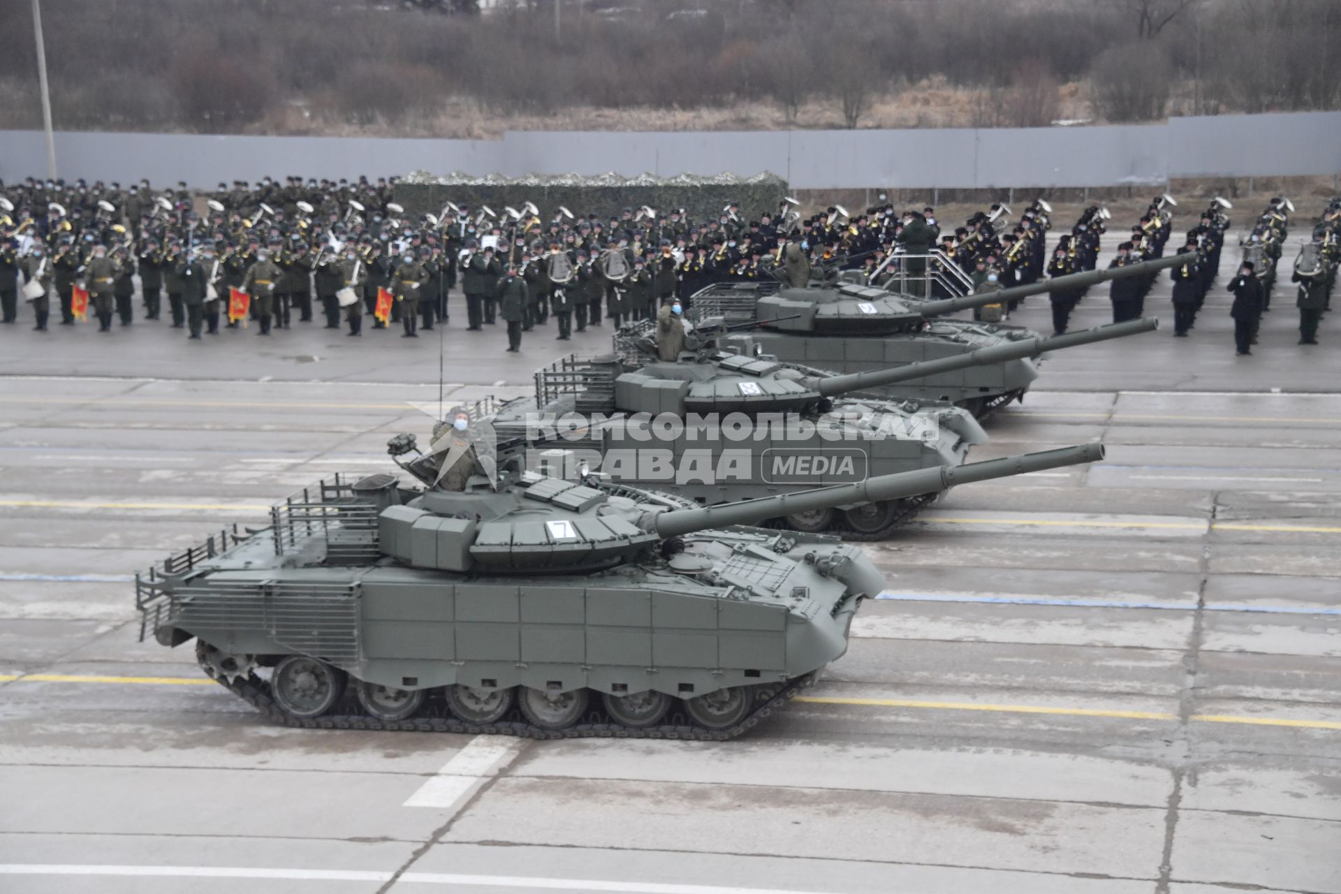 Алабино.  Танки Т-72Б3 во время первой совместной репетиции пеших расчетов, механизированных колонн и авиации на полигоне Алабино, приуроченной к участию в параде Победы 9 мая.