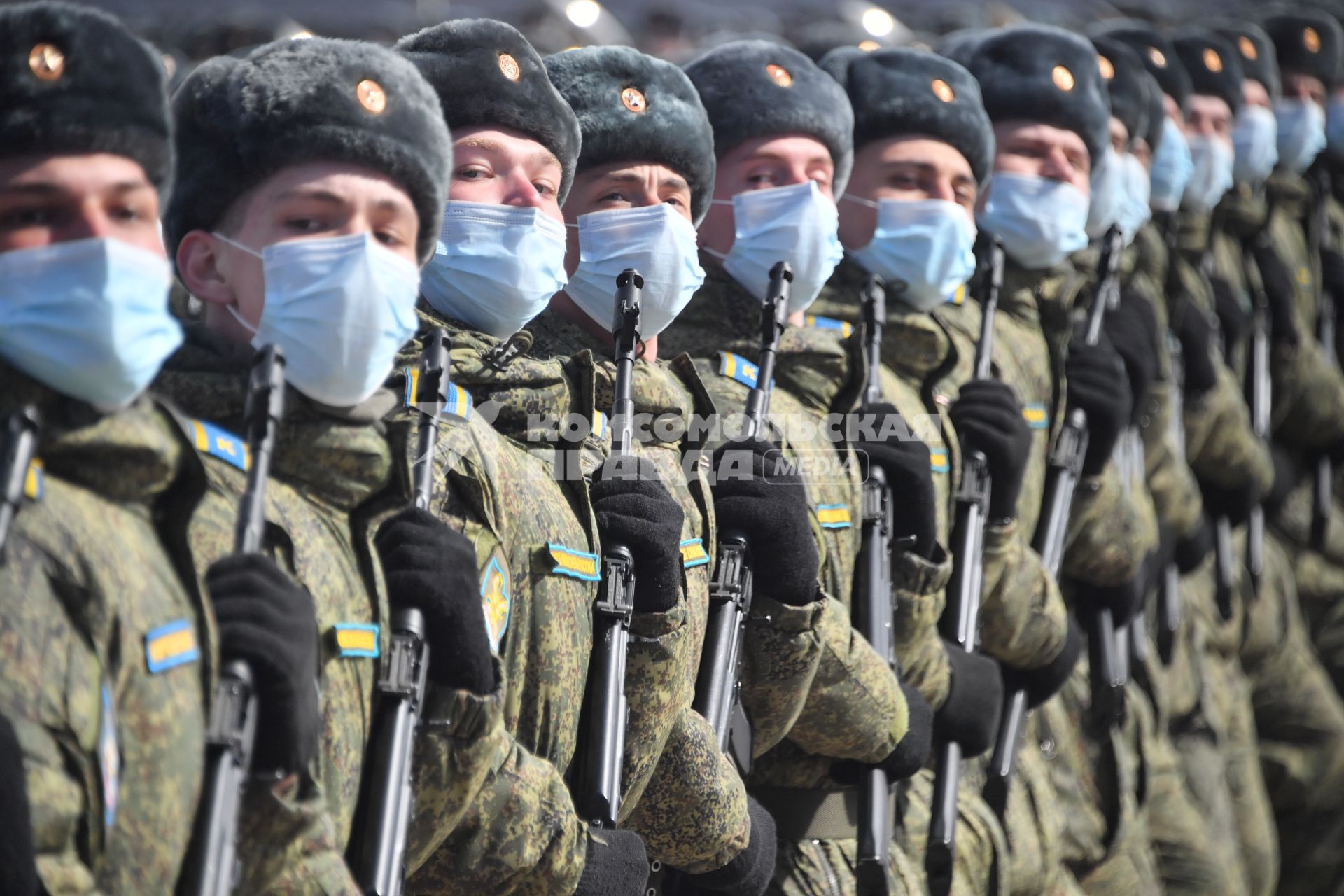 Алабино. Военнослужащие во время первой совместной репетиции пеших расчетов, механизированных колонн и авиации на полигоне Алабино, приуроченной к участию в параде Победы 9 мая.