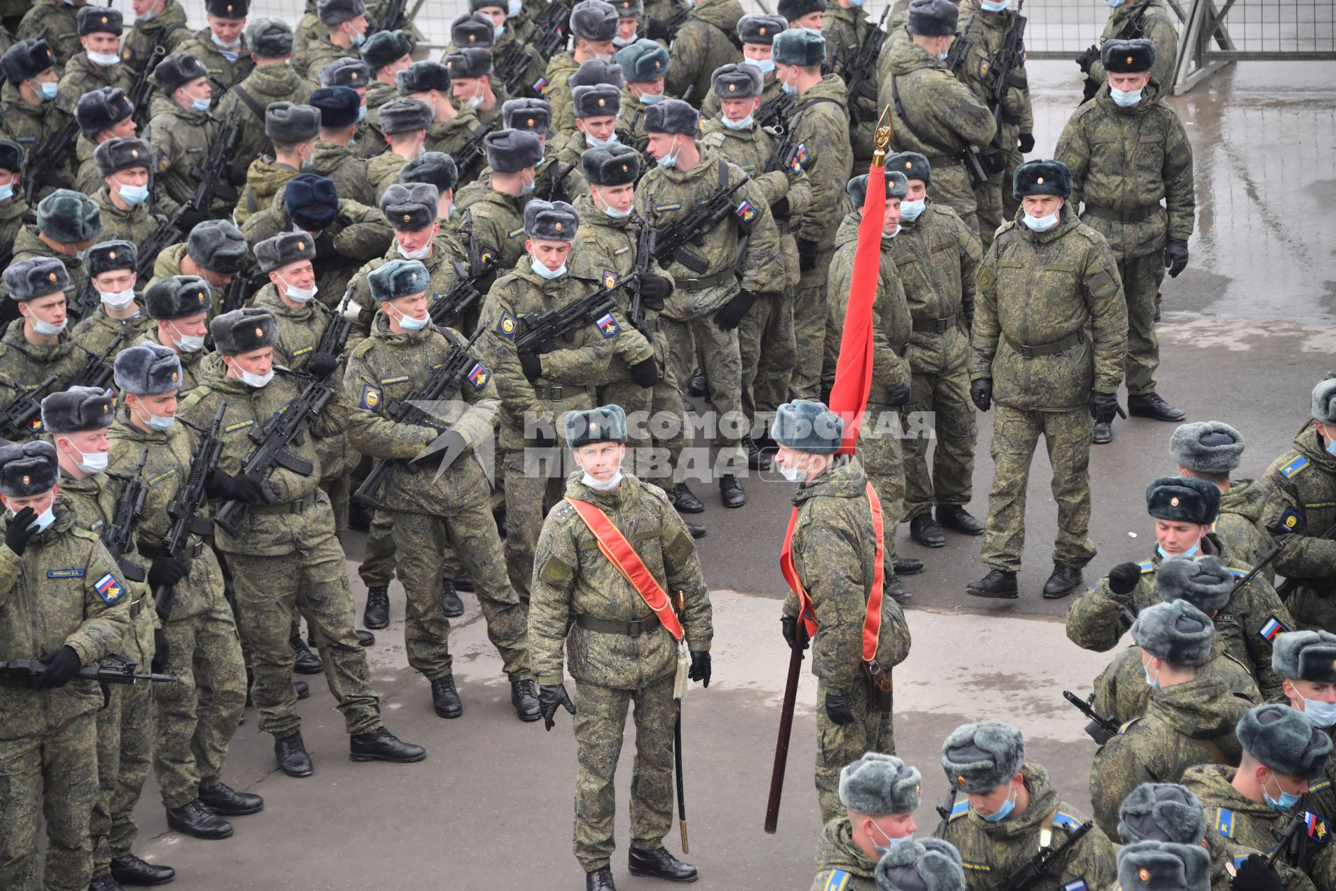 Алабино.  Военнослужащие во время первой совместной репетиции пеших расчетов, механизированных колонн и авиации на полигоне Алабино, приуроченной к участию в параде Победы 9 мая.