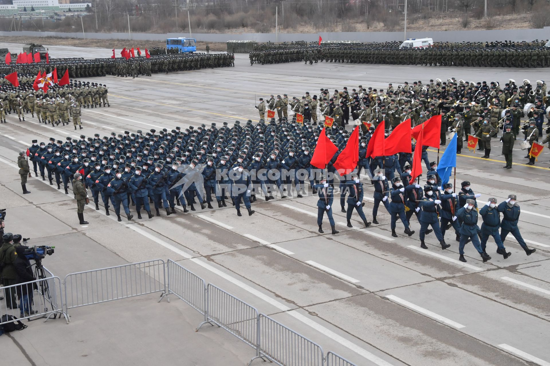 Алабино.  Военнослужащие во время первой совместной репетиции пеших расчетов, механизированных колонн и авиации на полигоне Алабино, приуроченной к участию в параде Победы 9 мая.