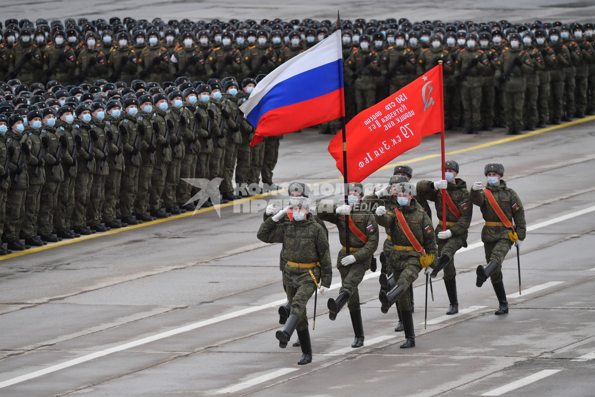 Алабино.  Военнослужащие во время первой совместной репетиции пеших расчетов, механизированных колонн и авиации на полигоне Алабино, приуроченной к участию в параде Победы 9 мая.