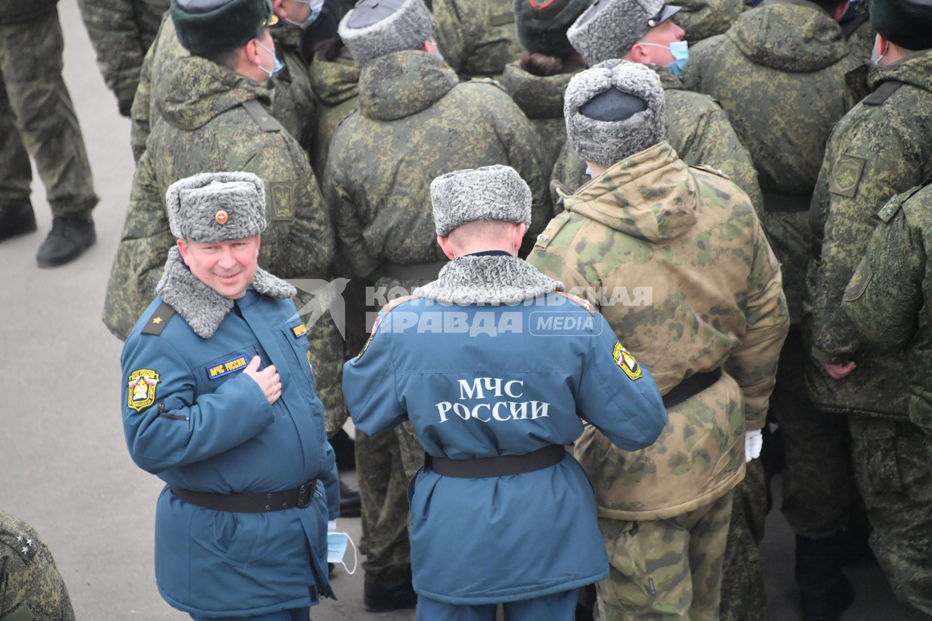 Алабино.  Военнослужащие во время первой совместной репетиции пеших расчетов, механизированных колонн и авиации на полигоне Алабино, приуроченной к участию в параде Победы 9 мая.