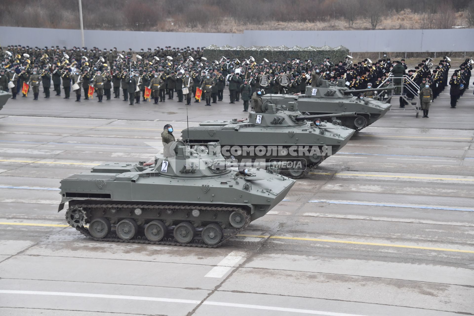 Алабино. Военная техника во время первой совместной репетиции пеших расчетов, механизированных колонн и авиации на полигоне Алабино, приуроченной к участию в параде Победы 9 мая.