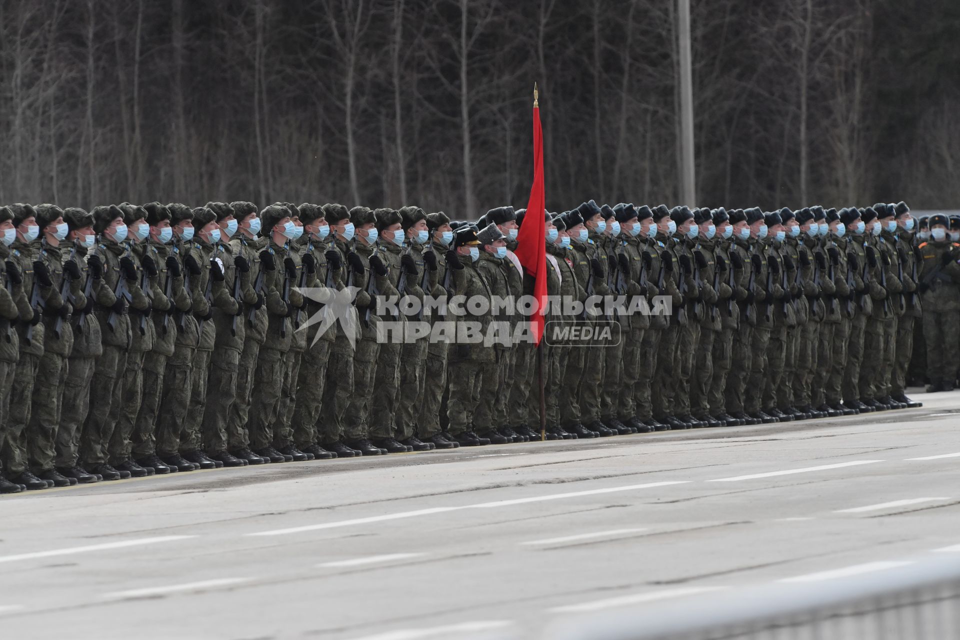 Алабино.  Военнослужащие во время первой совместной репетиции пеших расчетов, механизированных колонн и авиации на полигоне Алабино, приуроченной к участию в параде Победы 9 мая.