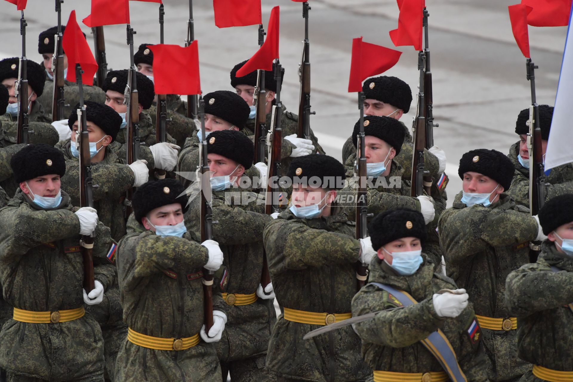 Алабино.  Военнослужащие во время первой совместной репетиции пеших расчетов, механизированных колонн и авиации на полигоне Алабино, приуроченной к участию в параде Победы 9 мая.