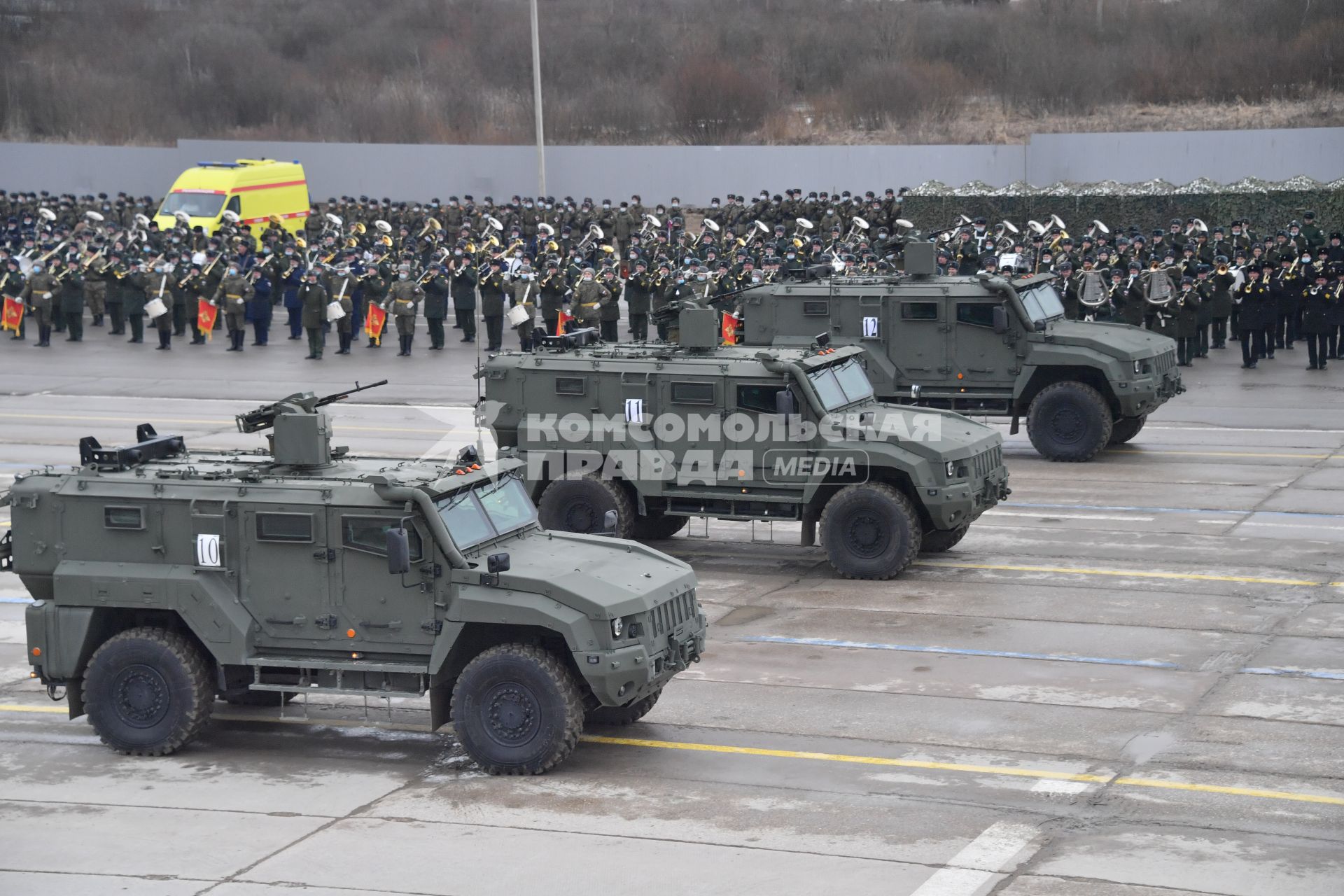 Алабино.  Военная техника во время первой совместной репетиции пеших расчетов, механизированных колонн и авиации на полигоне Алабино, приуроченной к участию в параде Победы 9 мая.