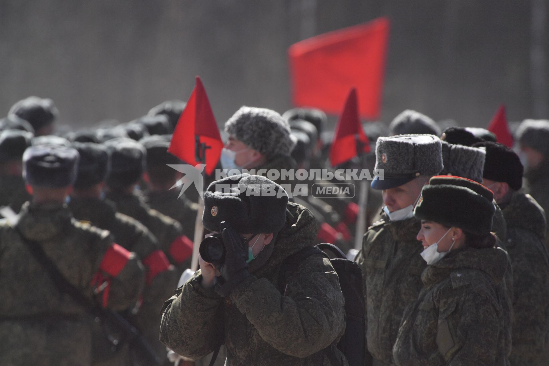 Алабино. Военнослужащие во время первой совместной репетиции пеших расчетов, механизированных колонн и авиации на полигоне Алабино, приуроченной к участию в параде Победы 9 мая.