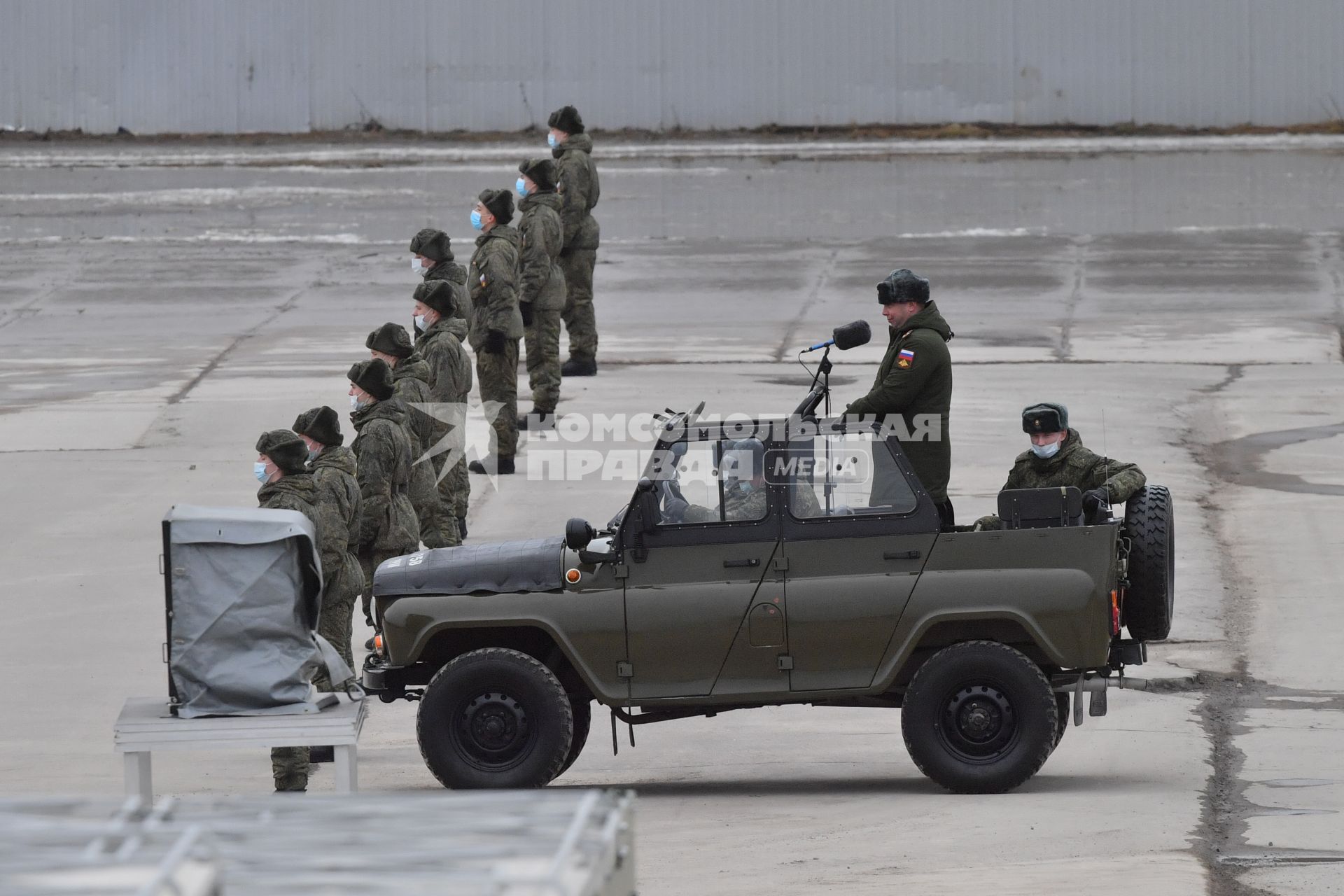 Алабино.  Военнослужащие во время первой совместной репетиции пеших расчетов, механизированных колонн и авиации на полигоне Алабино, приуроченной к участию в параде Победы 9 мая.