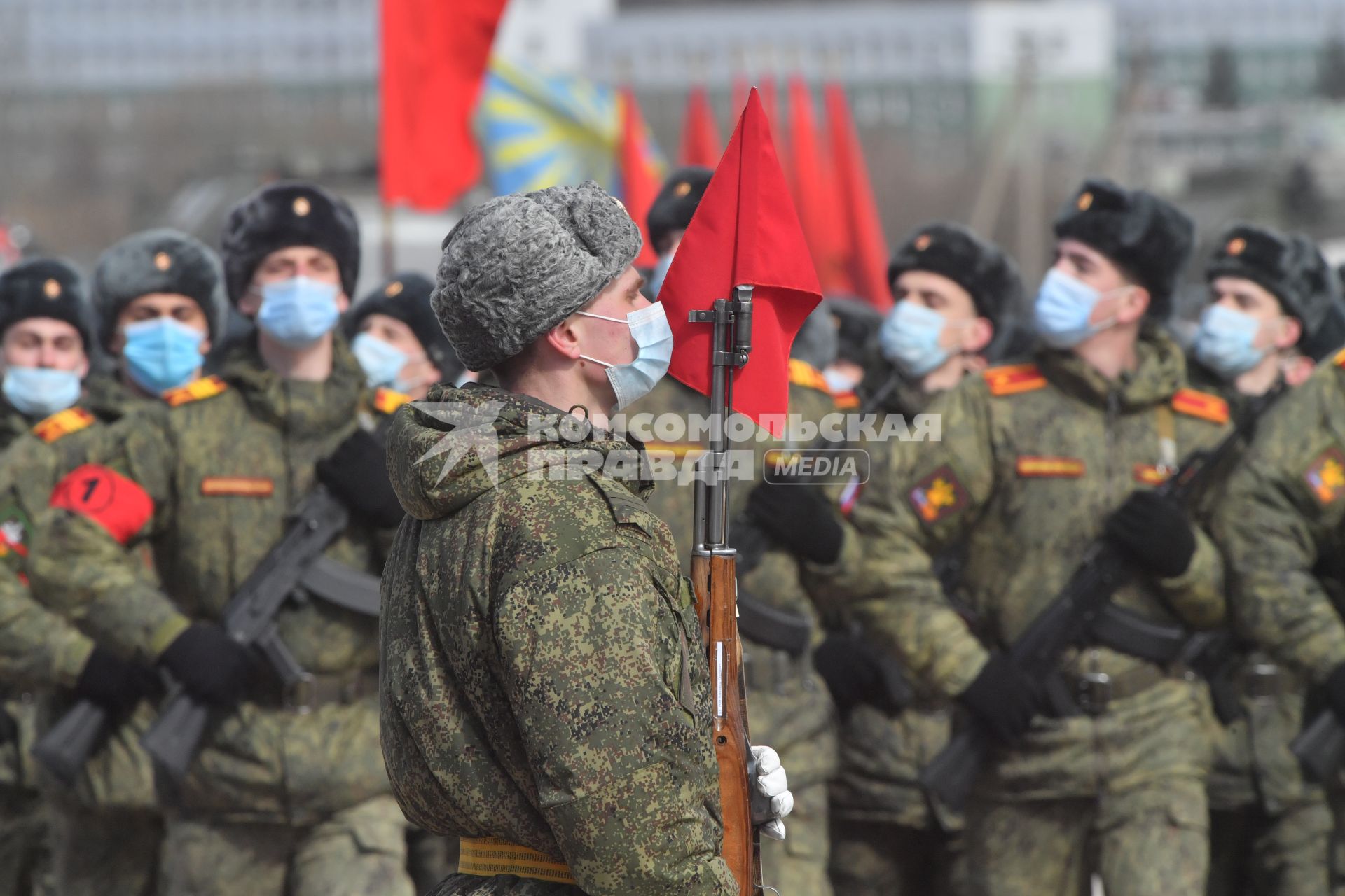 Алабино. Военнослужащие во время первой совместной репетиции пеших расчетов, механизированных колонн и авиации на полигоне Алабино, приуроченной к участию в параде Победы 9 мая.