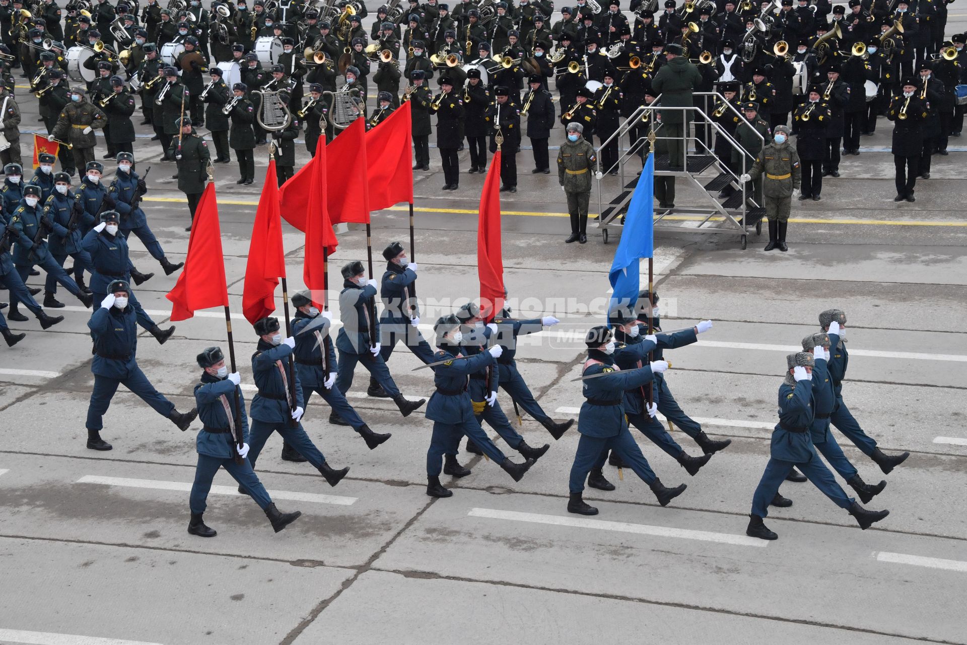 Алабино.  Военнослужащие во время первой совместной репетиции пеших расчетов, механизированных колонн и авиации на полигоне Алабино, приуроченной к участию в параде Победы 9 мая.