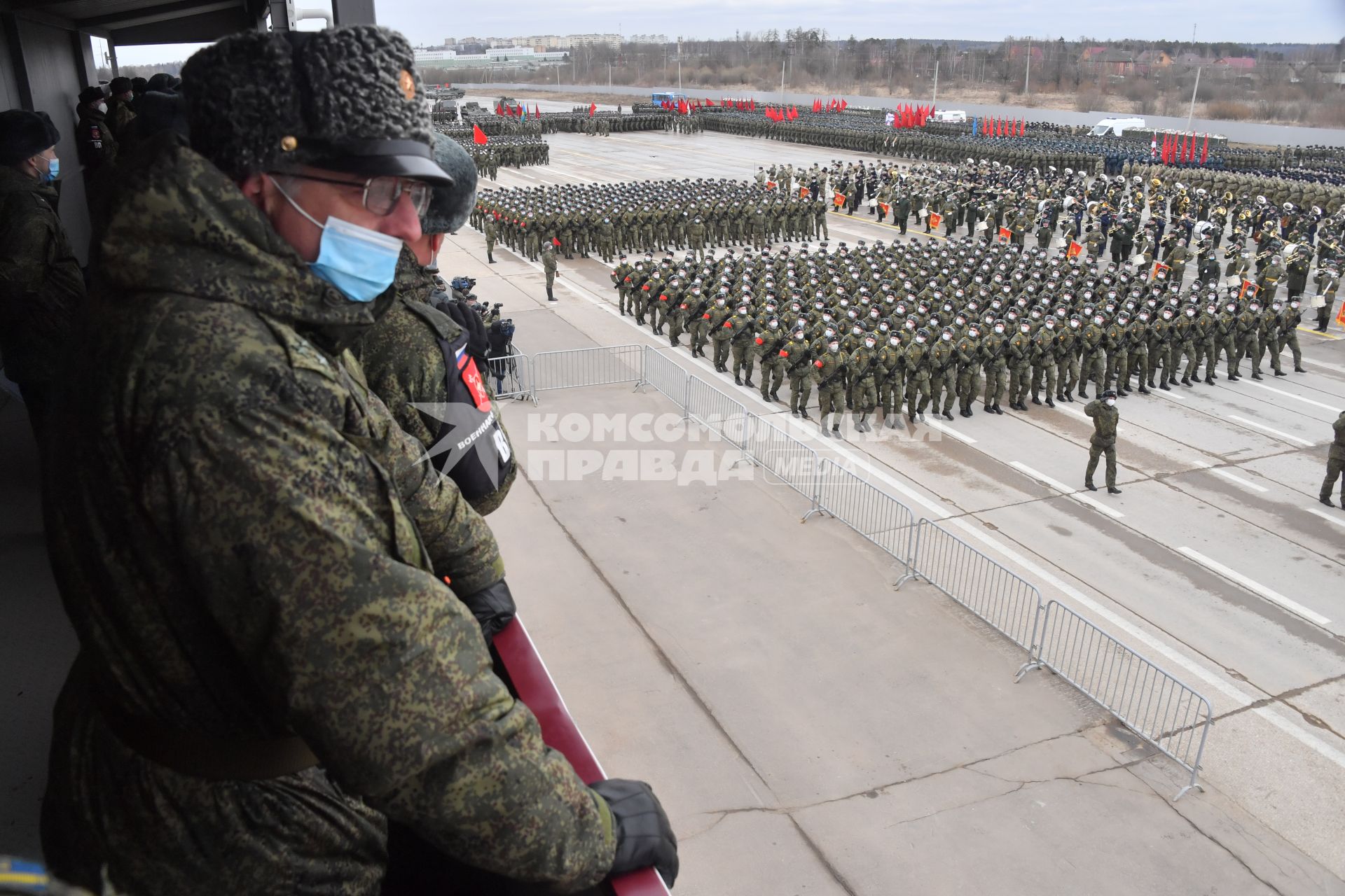 Алабино.  Военнослужащие во время первой совместной репетиции пеших расчетов, механизированных колонн и авиации на полигоне Алабино, приуроченной к участию в параде Победы 9 мая.