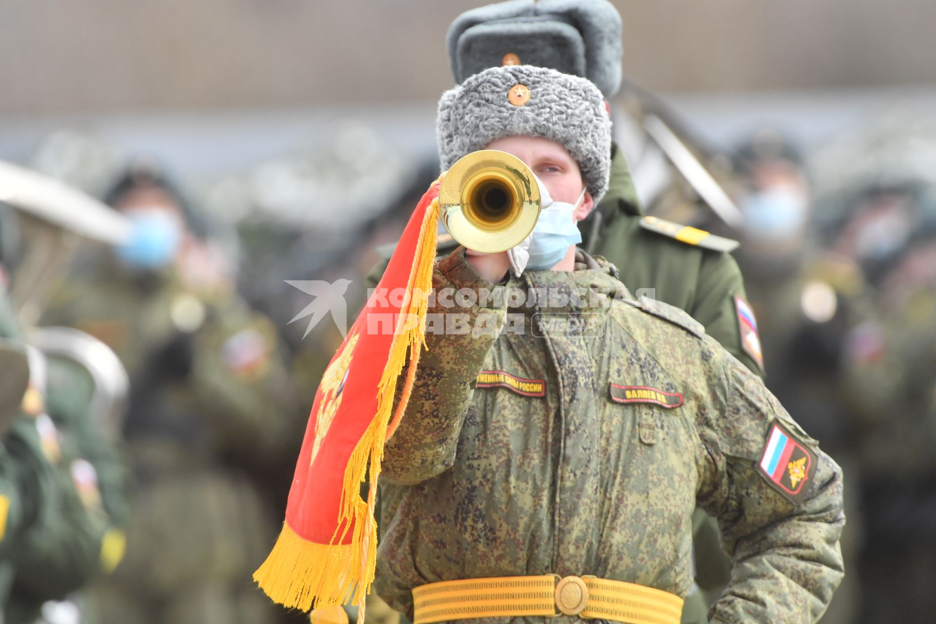 Алабино.  Военнослужащие во время первой совместной репетиции пеших расчетов, механизированных колонн и авиации на полигоне Алабино, приуроченной к участию в параде Победы 9 мая.