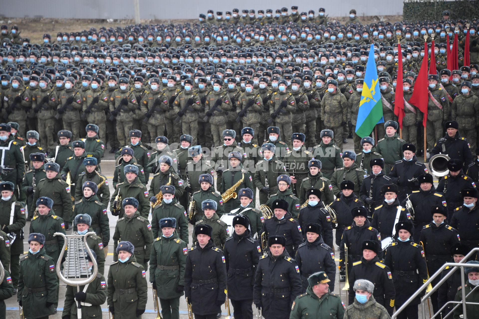 Алабино.  Военнослужащие во время первой совместной репетиции пеших расчетов, механизированных колонн и авиации на полигоне Алабино, приуроченной к участию в параде Победы 9 мая.