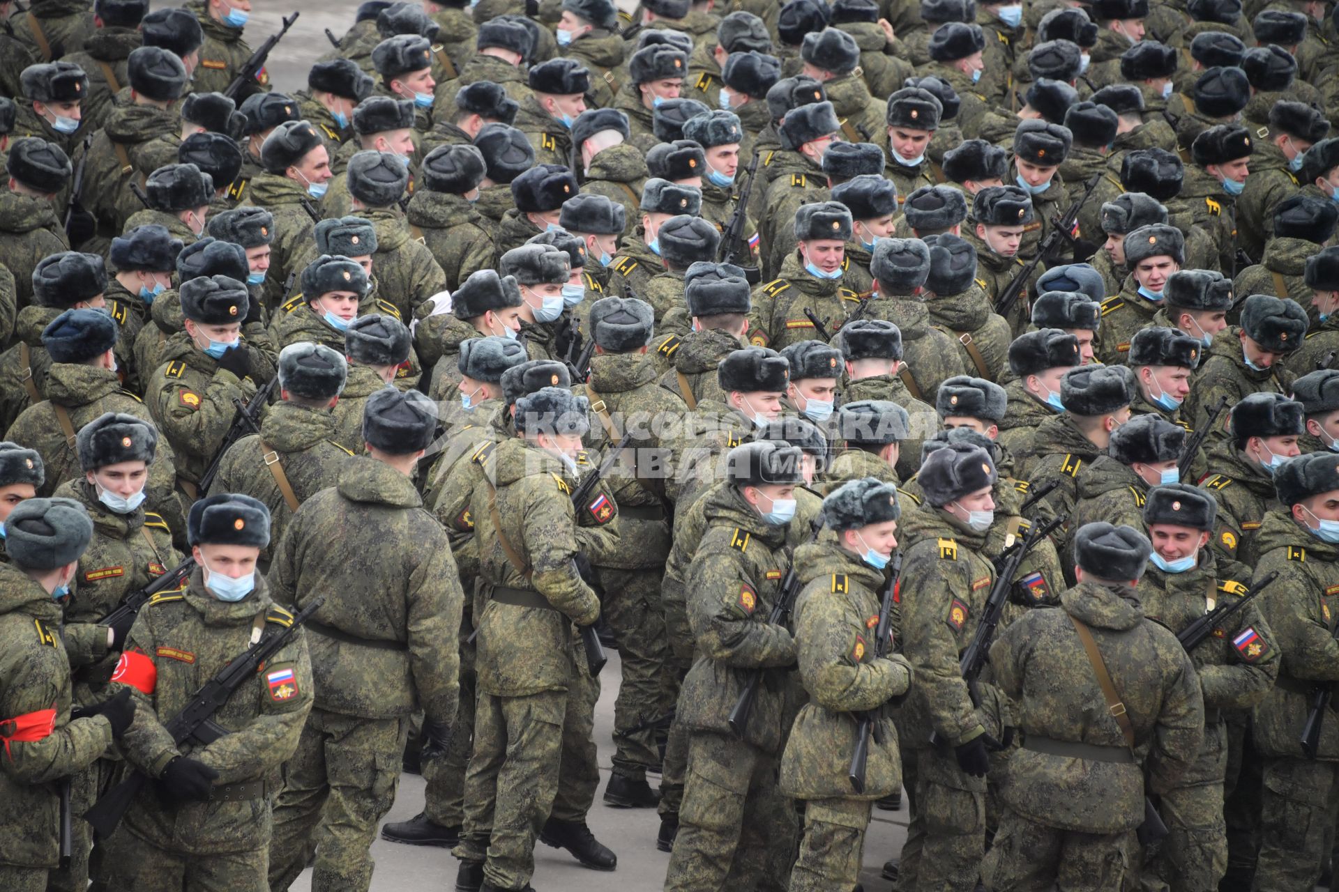 Алабино.  Военнослужащие во время первой совместной репетиции пеших расчетов, механизированных колонн и авиации на полигоне Алабино, приуроченной к участию в параде Победы 9 мая.