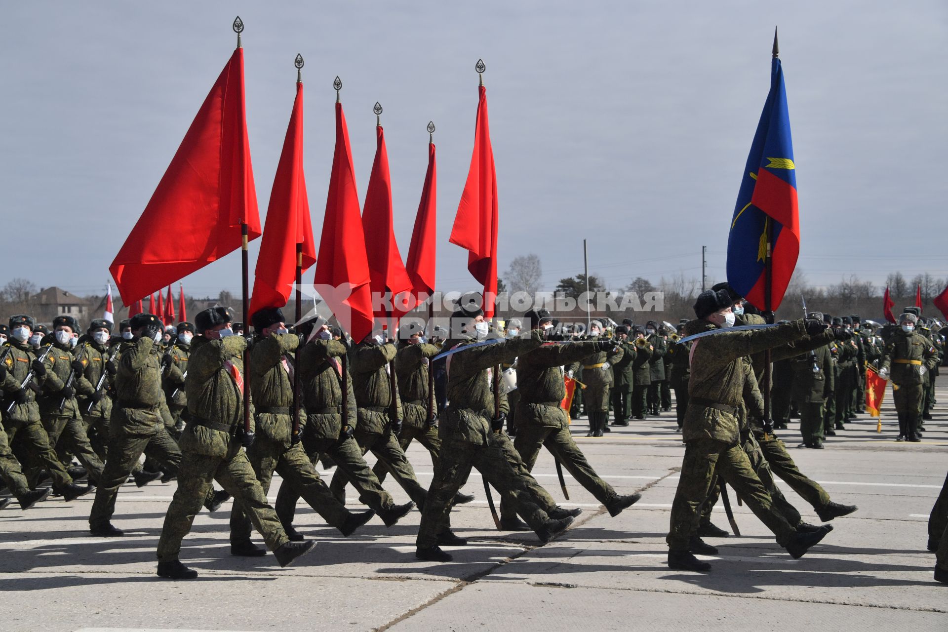 Алабино. Военнослужащие во время первой совместной репетиции пеших расчетов, механизированных колонн и авиации на полигоне Алабино, приуроченной к участию в параде Победы 9 мая.