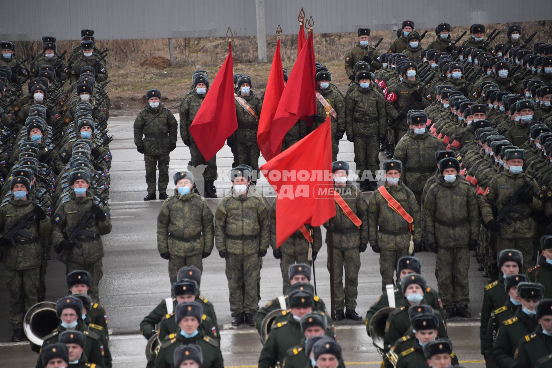 Алабино.  Военнослужащие во время первой совместной репетиции пеших расчетов, механизированных колонн и авиации на полигоне Алабино, приуроченной к участию в параде Победы 9 мая.