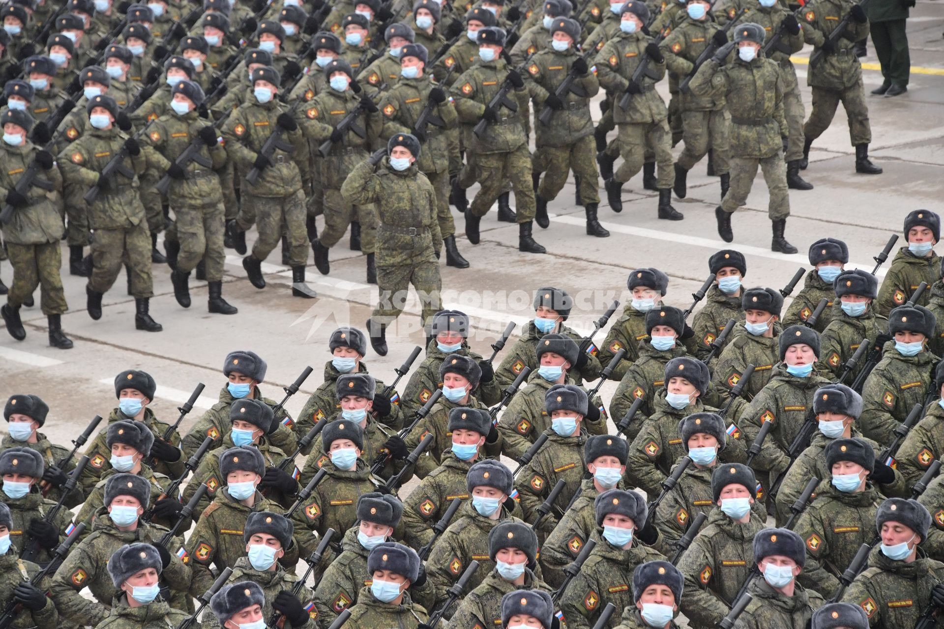 Алабино.  Военнослужащие во время первой совместной репетиции пеших расчетов, механизированных колонн и авиации на полигоне Алабино, приуроченной к участию в параде Победы 9 мая.