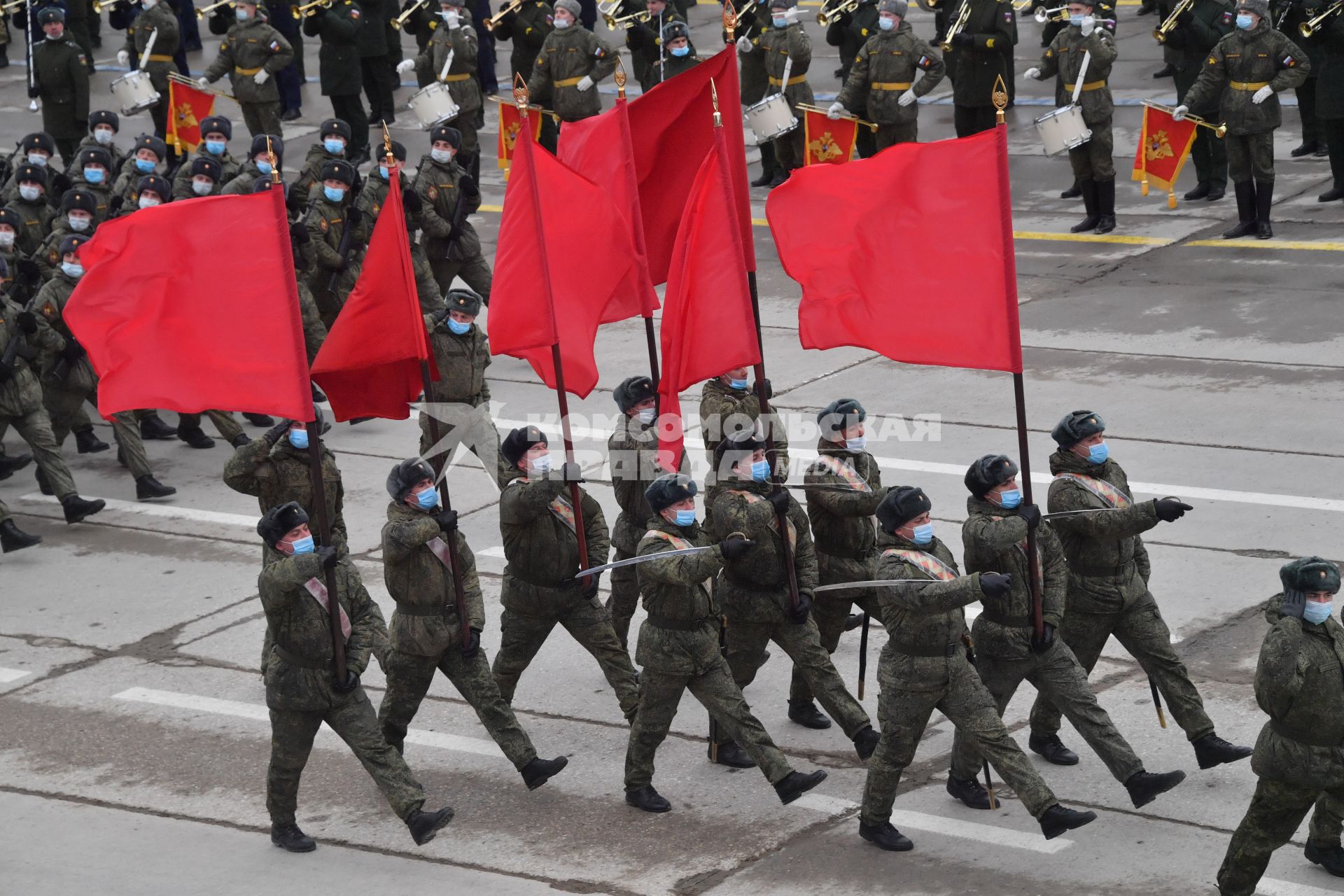 Алабино.  Военнослужащие во время первой совместной репетиции пеших расчетов, механизированных колонн и авиации на полигоне Алабино, приуроченной к участию в параде Победы 9 мая.