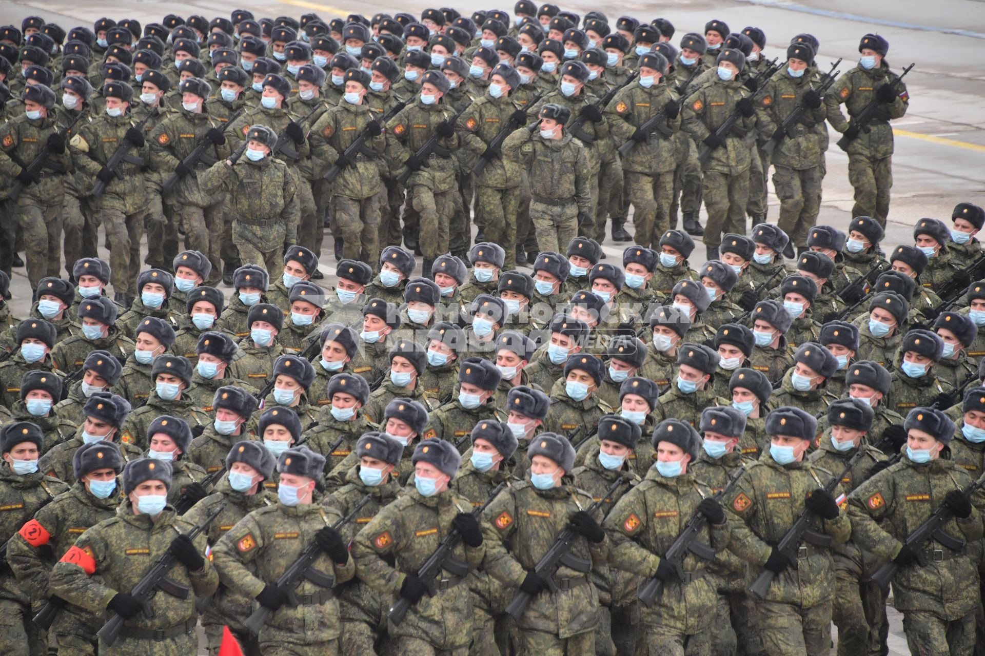 Алабино.  Военнослужащие во время первой совместной репетиции пеших расчетов, механизированных колонн и авиации на полигоне Алабино, приуроченной к участию в параде Победы 9 мая.