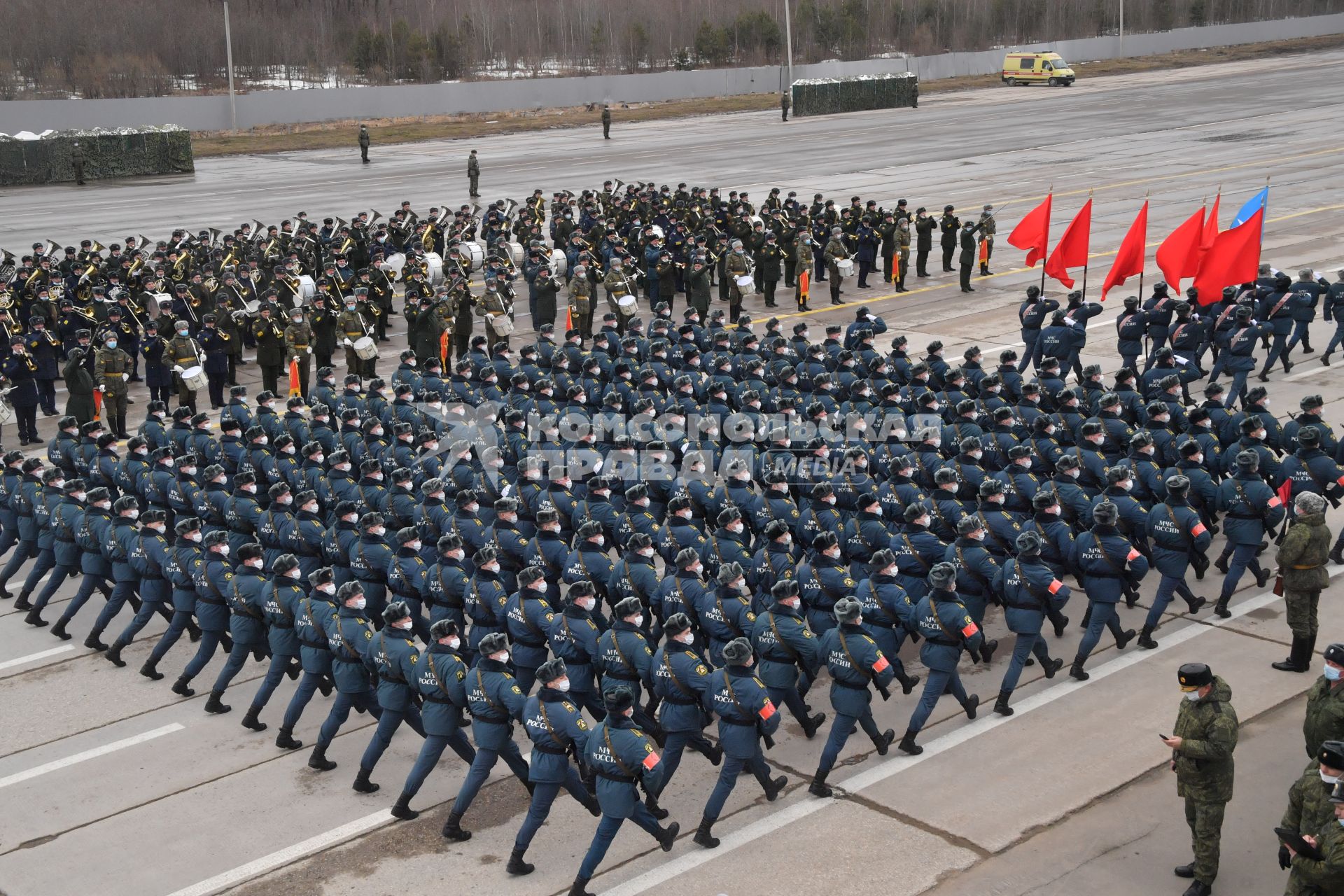 Алабино.  Военнослужащие во время первой совместной репетиции пеших расчетов, механизированных колонн и авиации на полигоне Алабино, приуроченной к участию в параде Победы 9 мая.