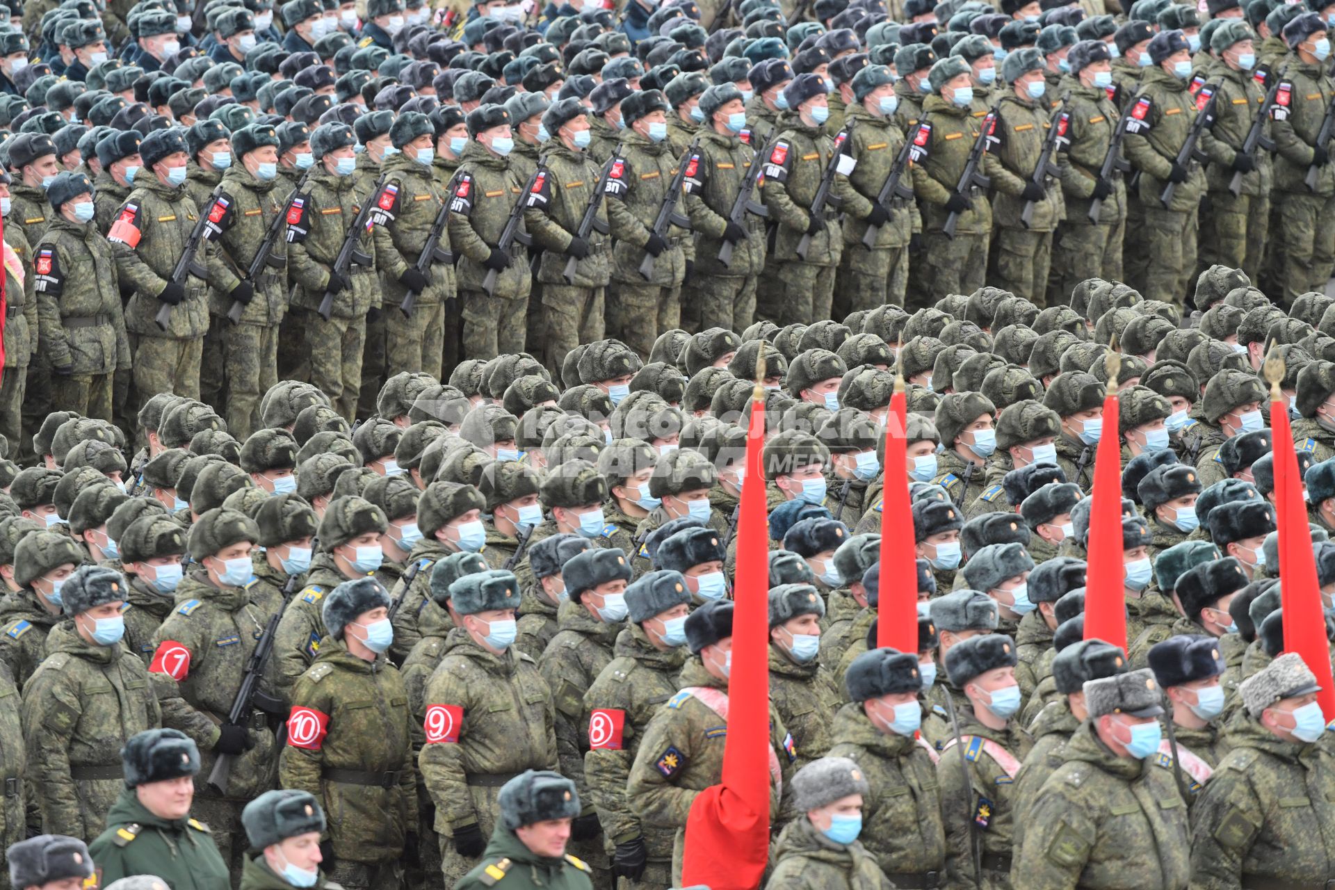 Алабино.  Военнослужащие во время первой совместной репетиции пеших расчетов, механизированных колонн и авиации на полигоне Алабино, приуроченной к участию в параде Победы 9 мая.