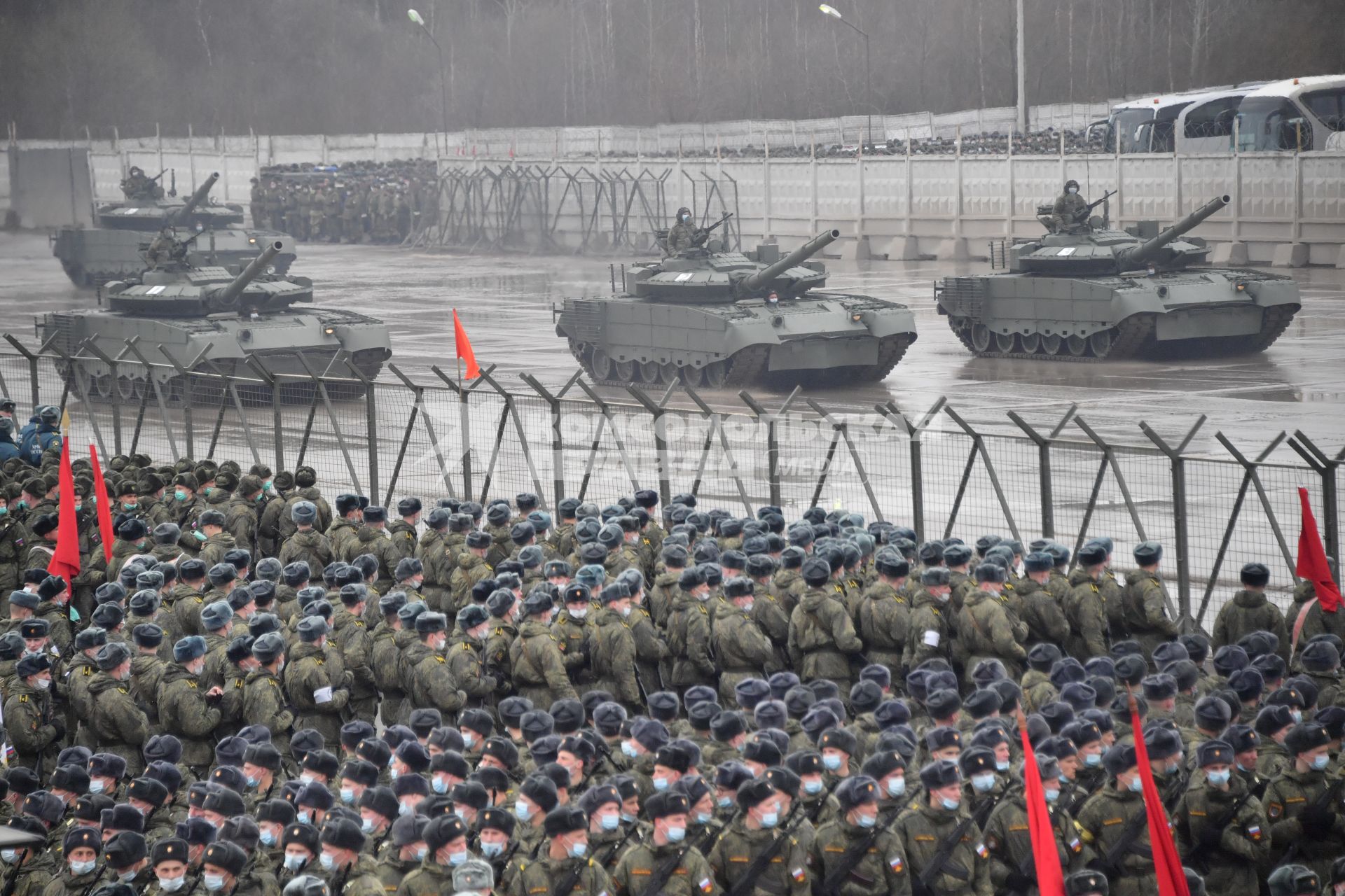 Алабино. Военная техника  во время первой совместной репетиции пеших расчетов, механизированных колонн и авиации на полигоне Алабино, приуроченной к участию в параде Победы 9 мая.