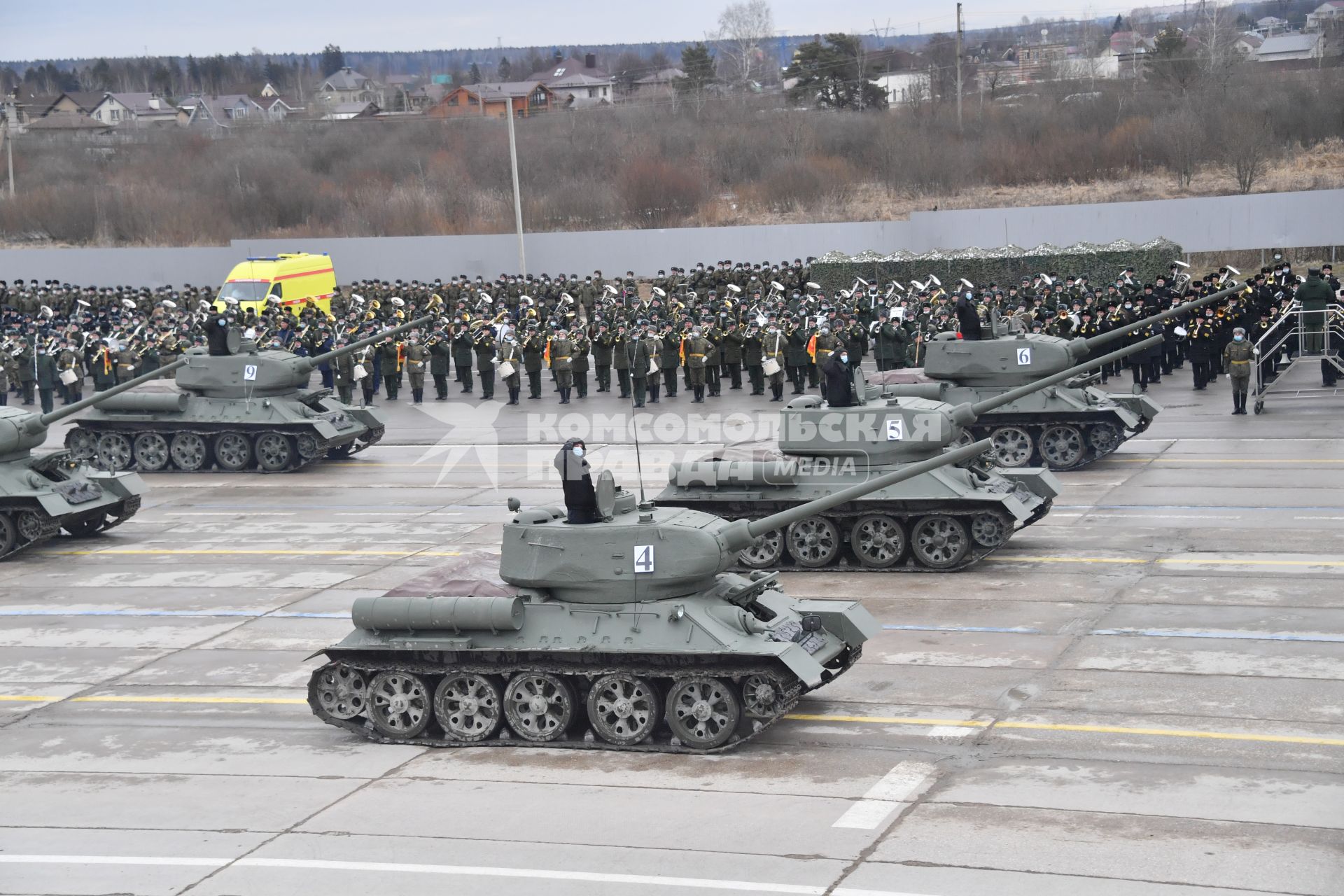 Алабино.  Танки Т-34-85 во время первой совместной репетиции пеших расчетов, механизированных колонн и авиации на полигоне Алабино, приуроченной к участию в параде Победы 9 мая.