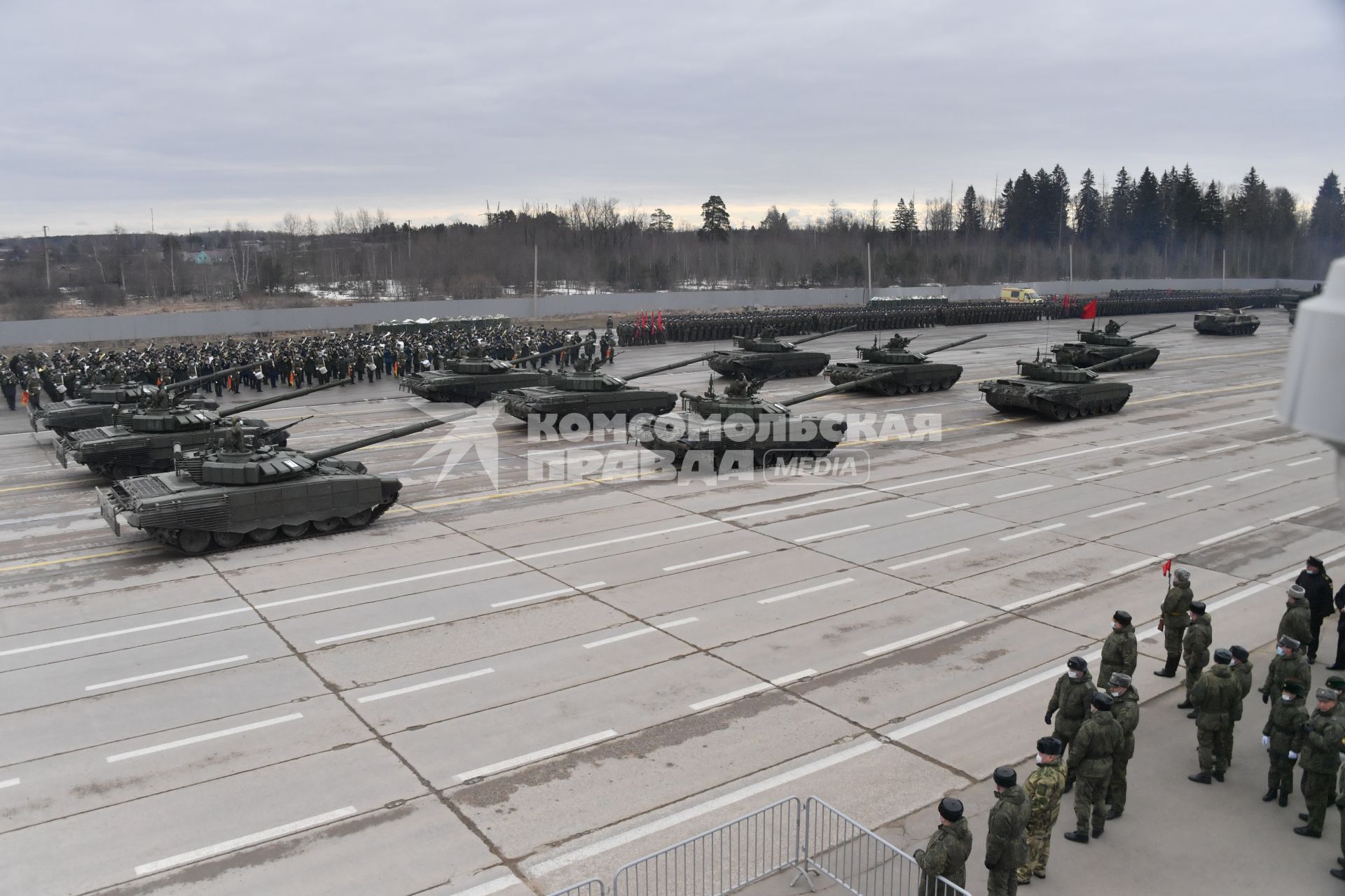 Алабино.  Танки Т-72Б3 во время первой совместной репетиции пеших расчетов, механизированных колонн и авиации на полигоне Алабино, приуроченной к участию в параде Победы 9 мая.