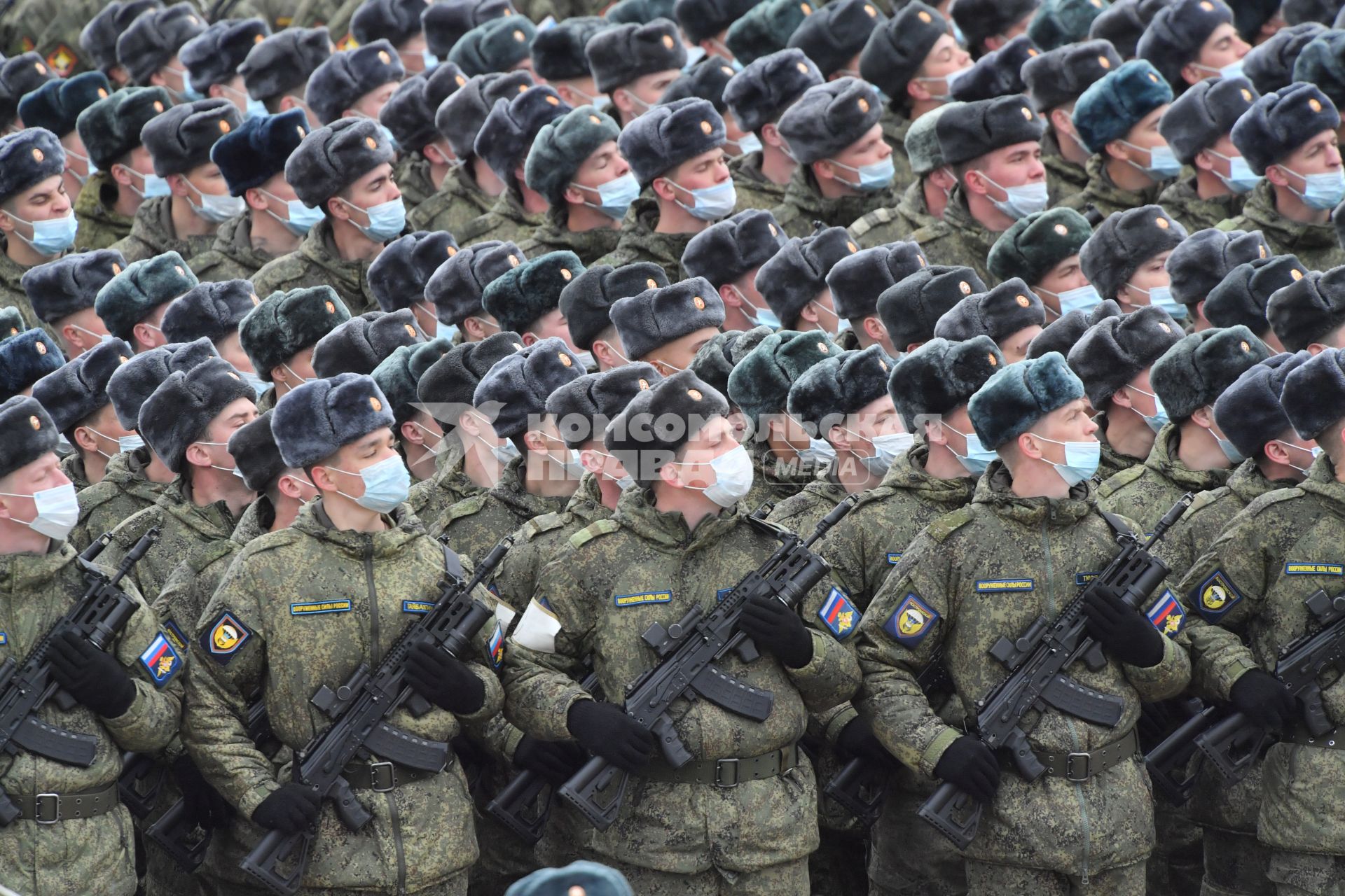 Алабино.  Военнослужащие во время первой совместной репетиции пеших расчетов, механизированных колонн и авиации на полигоне Алабино, приуроченной к участию в параде Победы 9 мая.