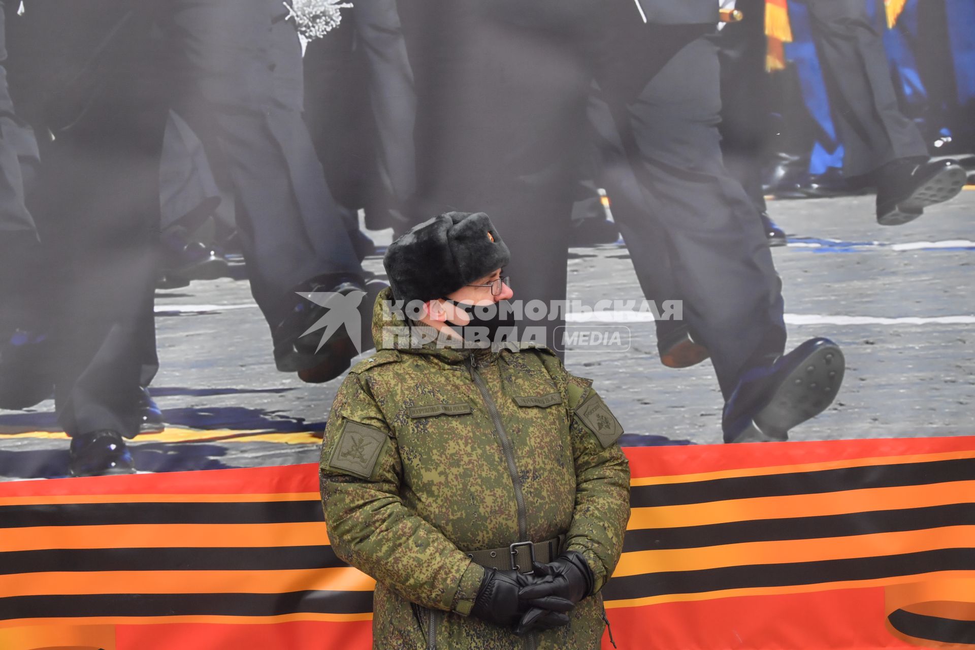 Алабино.  Военнослужащие перед началом первой совместной репетиции пеших расчетов, механизированных колонн и авиации на полигоне Алабино, приуроченной к участию в параде Победы 9 мая.