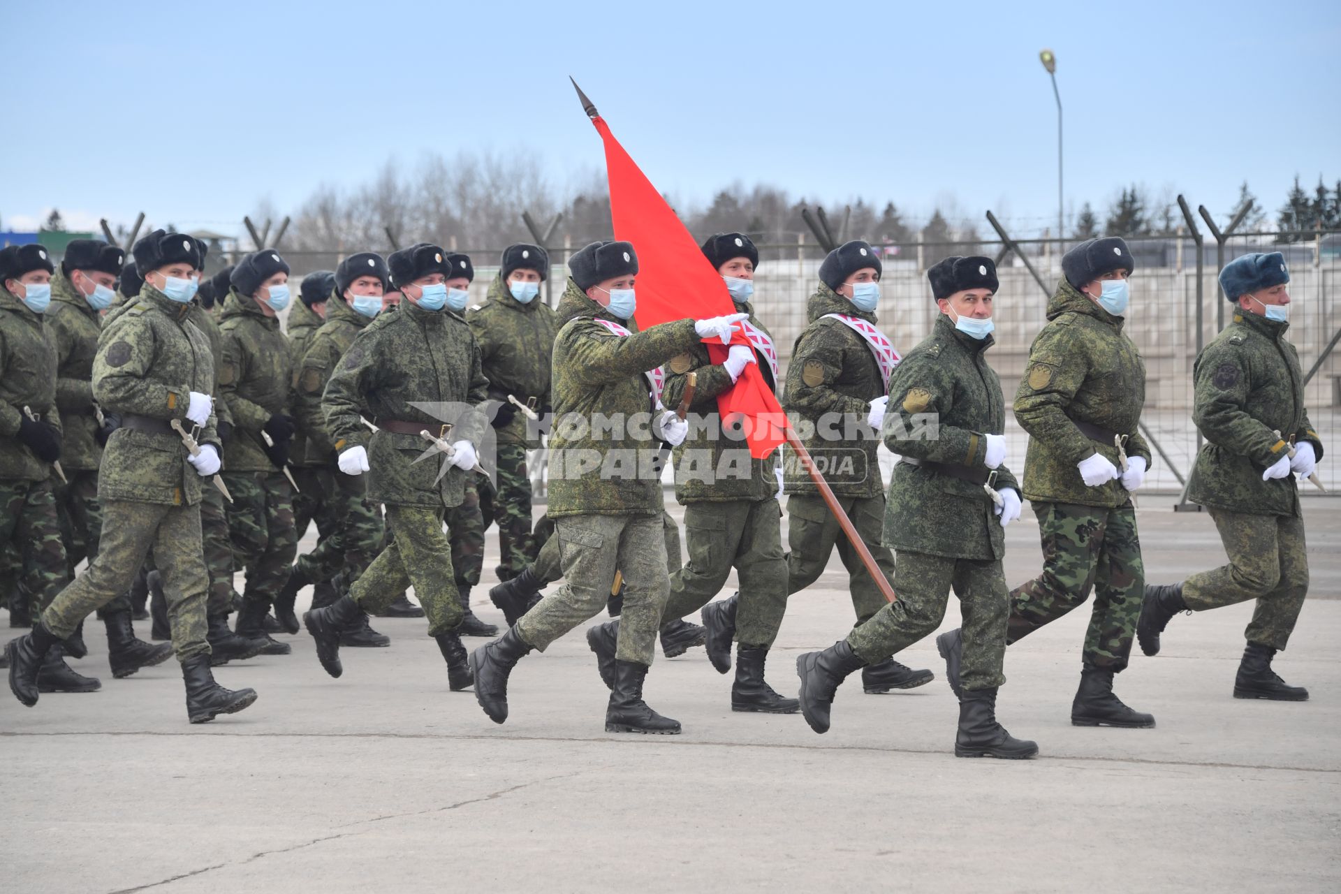 Алабино.  Военнослужащие перед началом первой совместной репетиции пеших расчетов, механизированных колонн и авиации на полигоне Алабино, приуроченной к участию в параде Победы 9 мая.