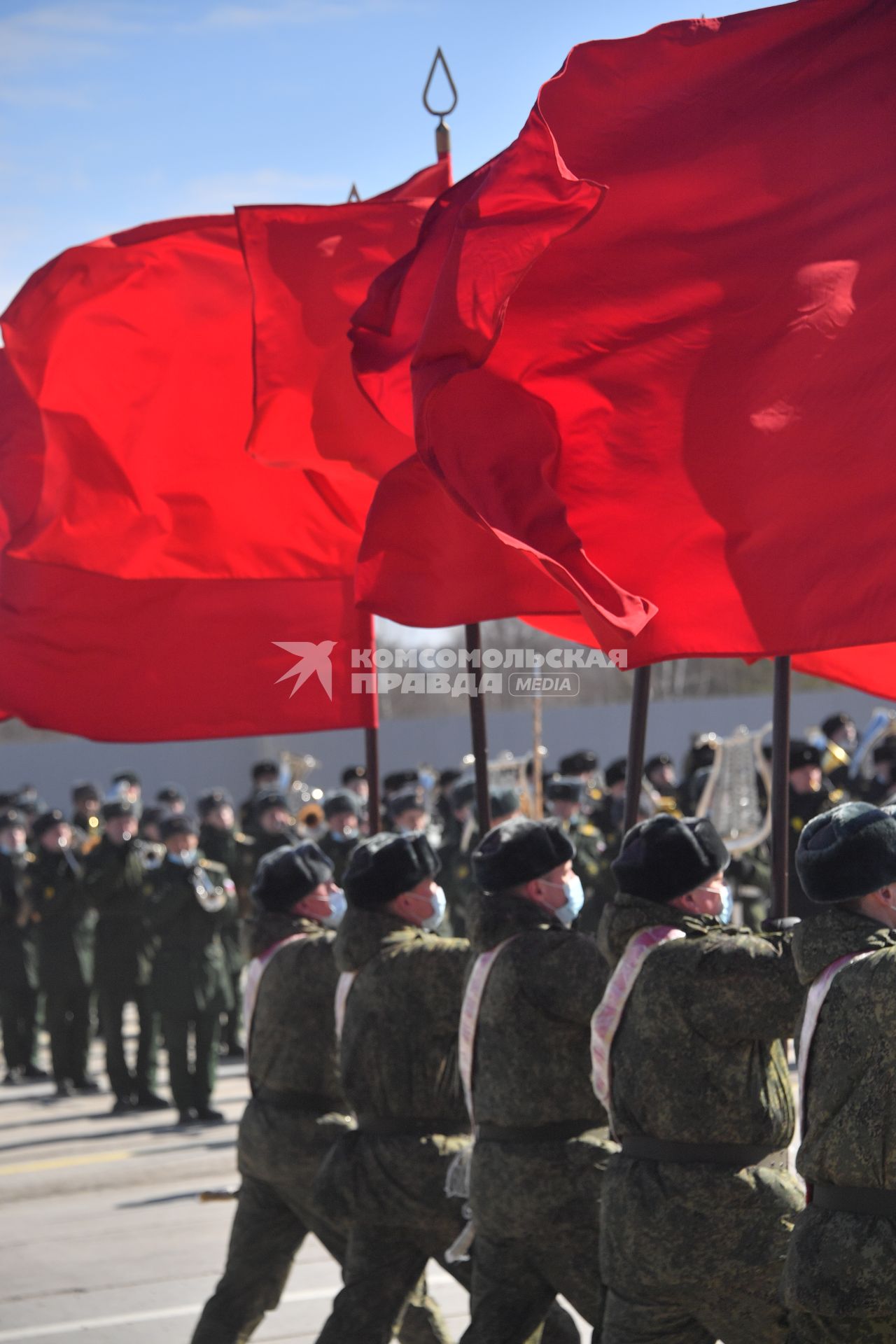 Алабино. Военнослужащие во время первой совместной репетиции пеших расчетов, механизированных колонн и авиации на полигоне Алабино, приуроченной к участию в параде Победы 9 мая.